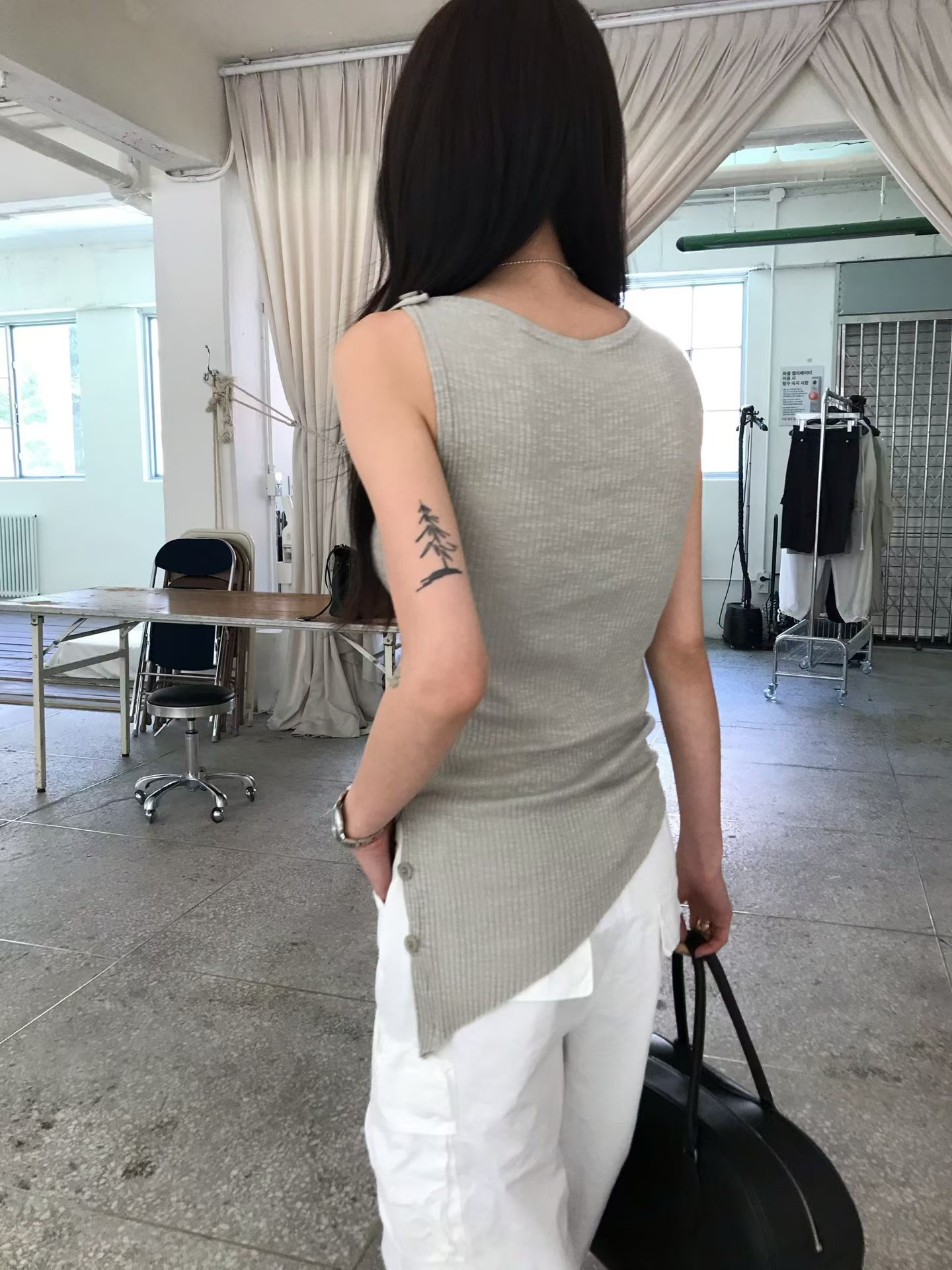 vlemma korean-asymmetric-side-slit-sleeveless-top 極簡設計感針織上衣襯衫 - 黑