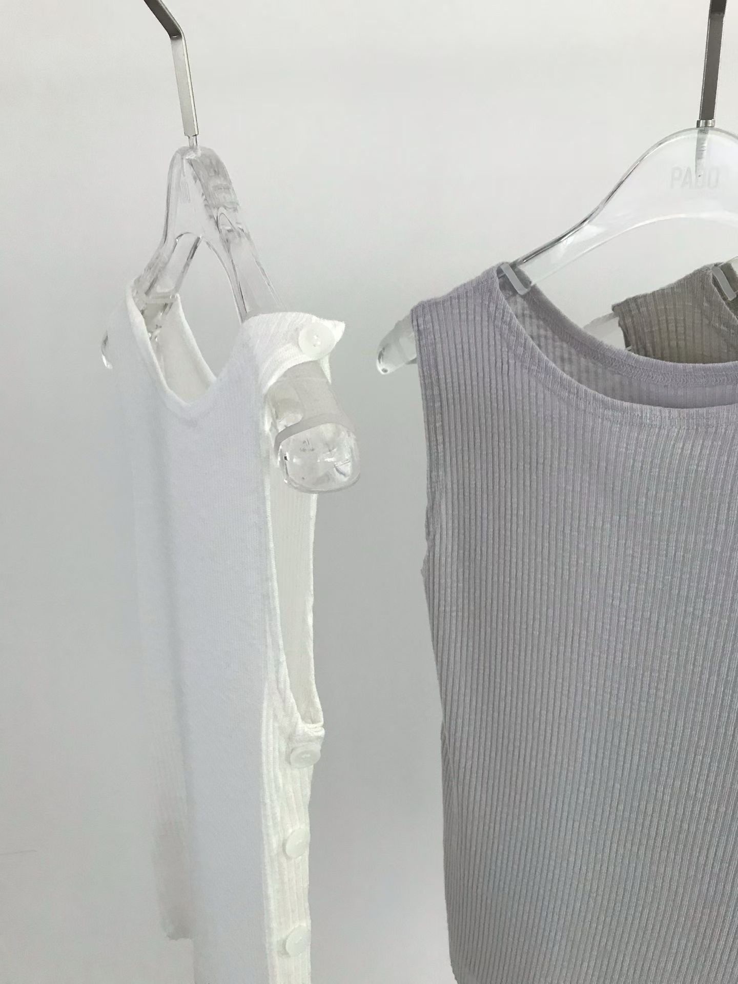 vlemma korean-asymmetric-side-slit-sleeveless-top 極簡設計感針織上衣襯衫 - 黑