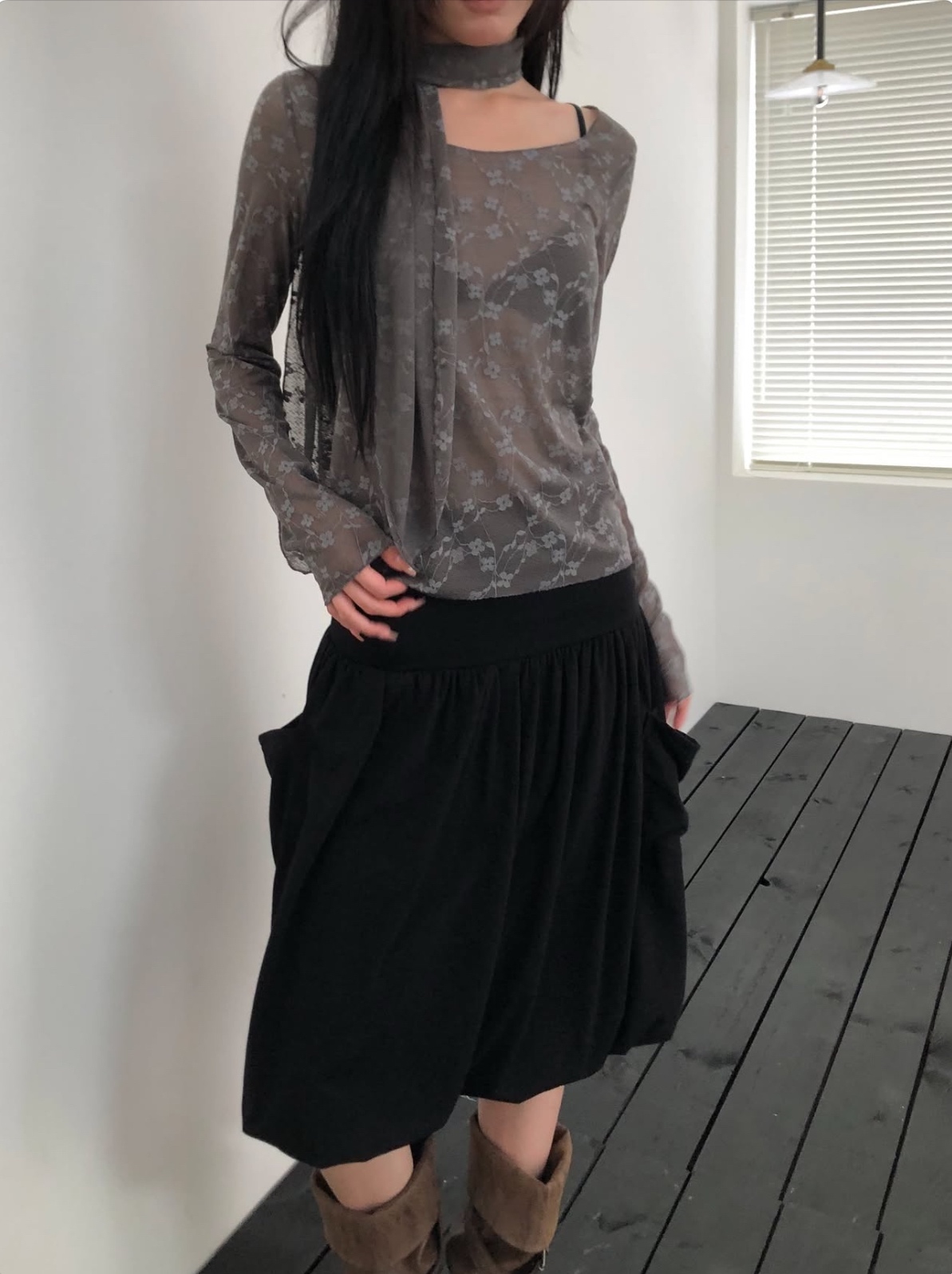 它的亮點在於加寬平整的腰頭（Wide Waistband），可高腰包覆或翻折穿著，搭配腰下細緻的立體縮折與兩側大立體口袋（Utility Side Pockets），以及下擺圓潤的氣球花苞（Bubble/Balloon Hem）廓形。