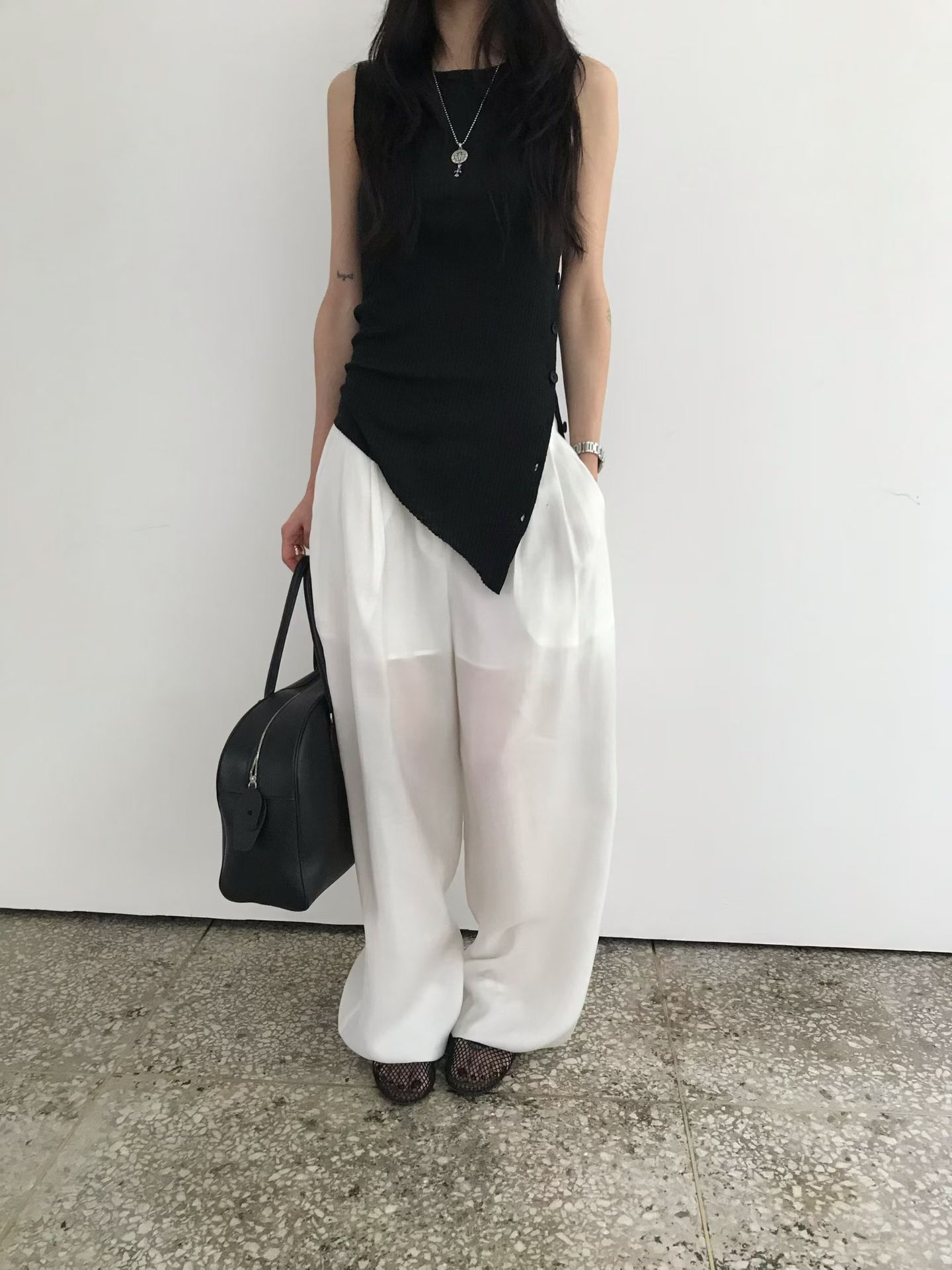 vlemma korean-asymmetric-side-slit-sleeveless-top 極簡設計感針織上衣襯衫 - 黑