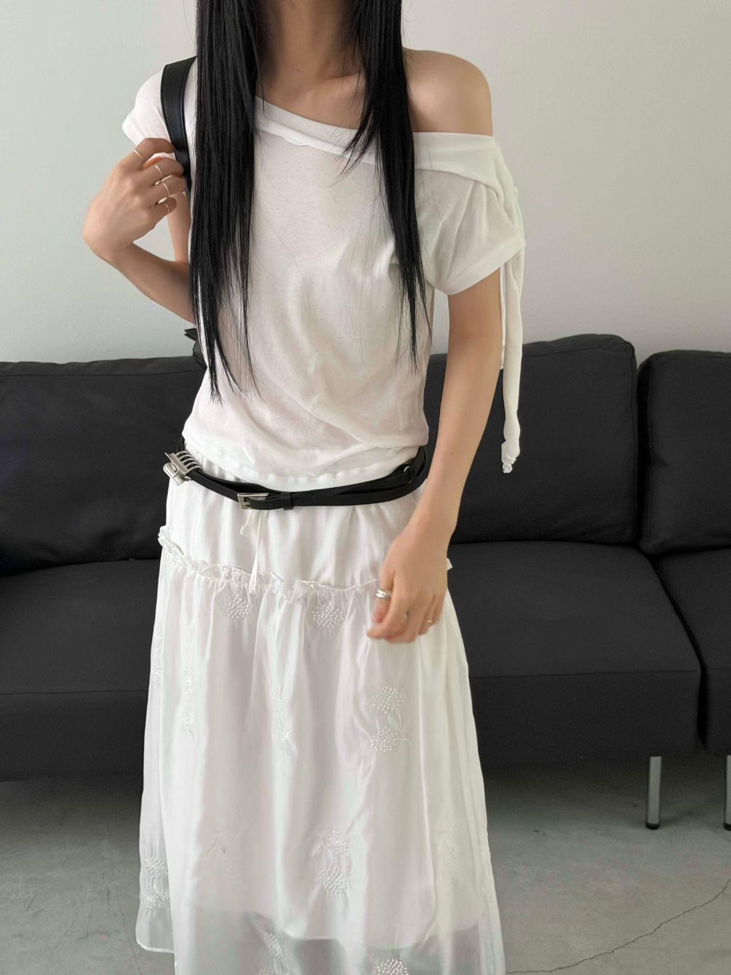 vlemma off-shoulder-asymmetrical-tie-top 極簡設計感針織上衣襯衫 - 黑