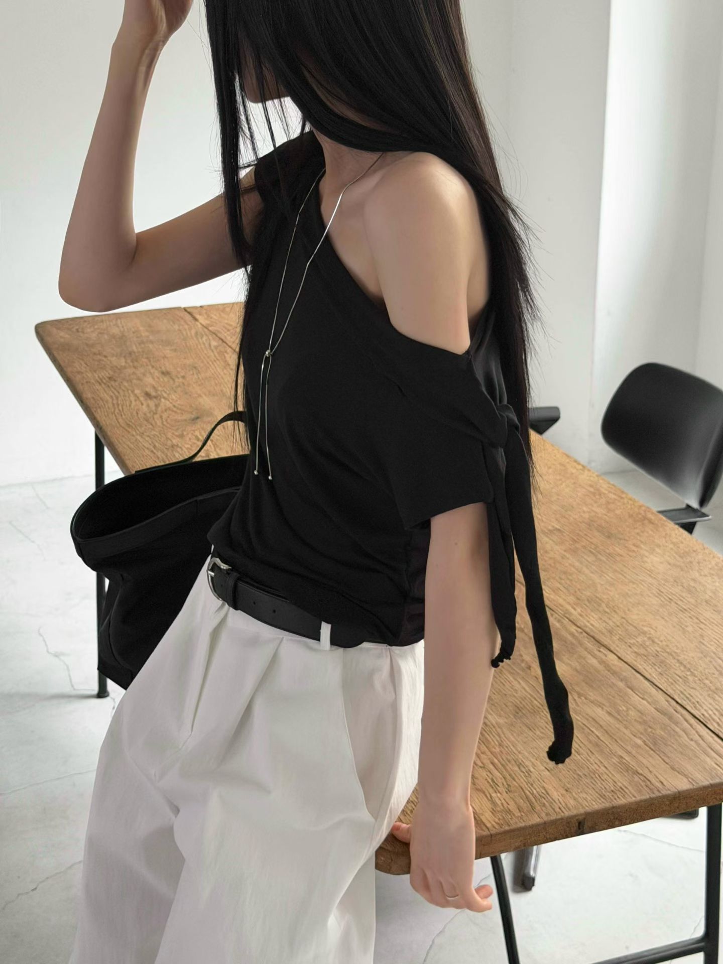 vlemma off-shoulder-asymmetrical-tie-top 極簡設計感針織上衣襯衫 - 黑