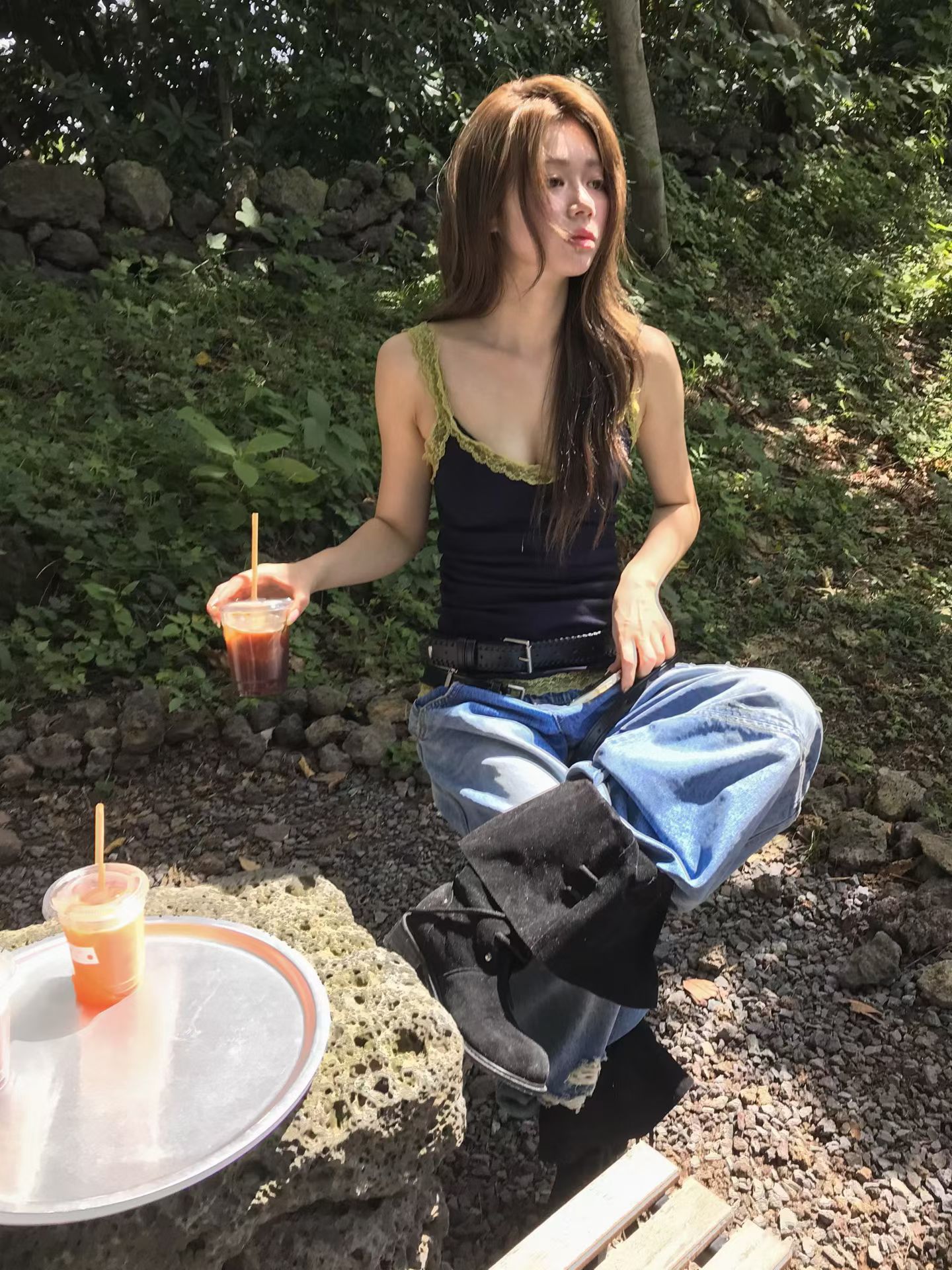 韓國東大門時髦精人手一件的 Y2K 復古小背心！將美式慵懶性感與韓系混搭完美結合，下擺露出的小蕾絲邊讓多層次穿搭更具細節感。