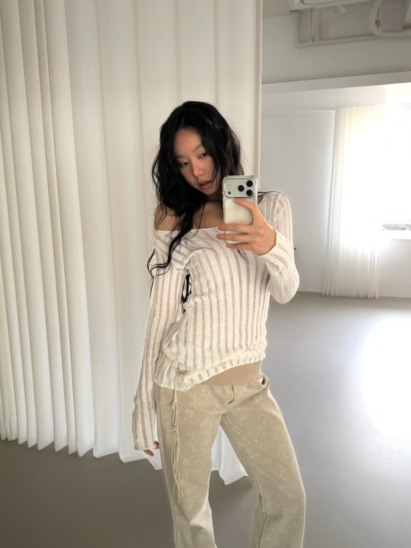 vlemma sheer-textured-off-shoulder-knit-top 極簡設計感針織上衣襯衫 - 白