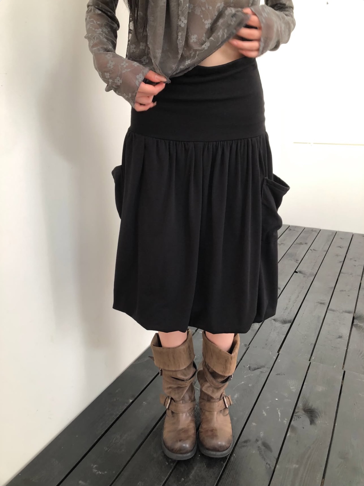 這款雙口袋寬腰頭花苞/泡泡中長裙（Wide-Band Pocket Bubble Hem Midi Skirt）極具特色與機能感