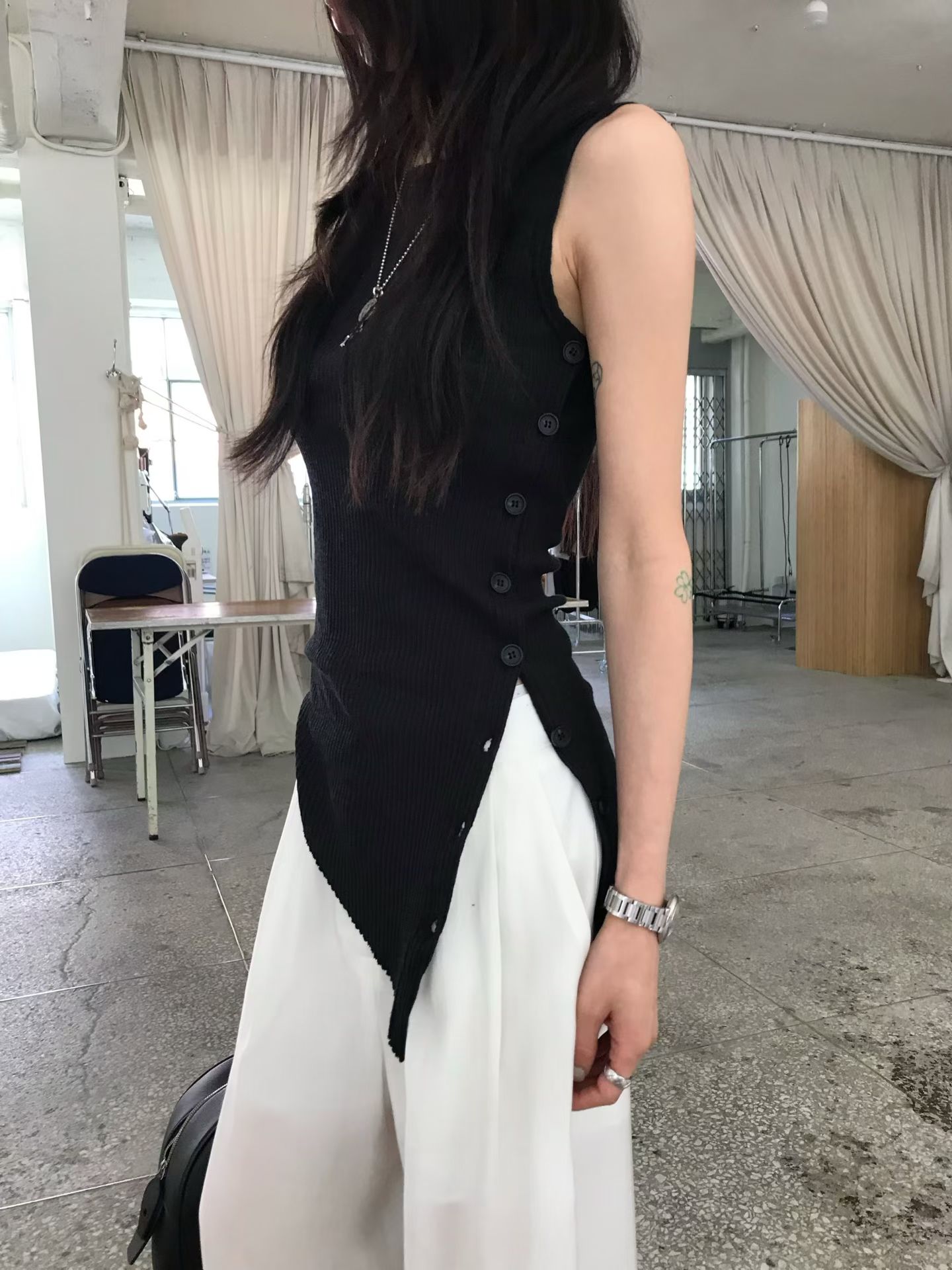 vlemma korean-asymmetric-side-slit-sleeveless-top 極簡設計感針織上衣襯衫 - 黑