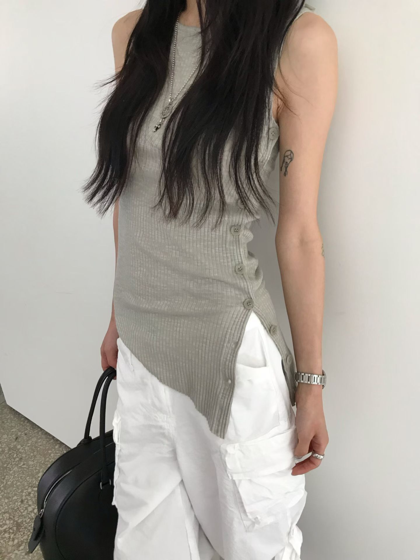vlemma korean-asymmetric-side-slit-sleeveless-top 極簡設計感針織上衣襯衫 - 黑