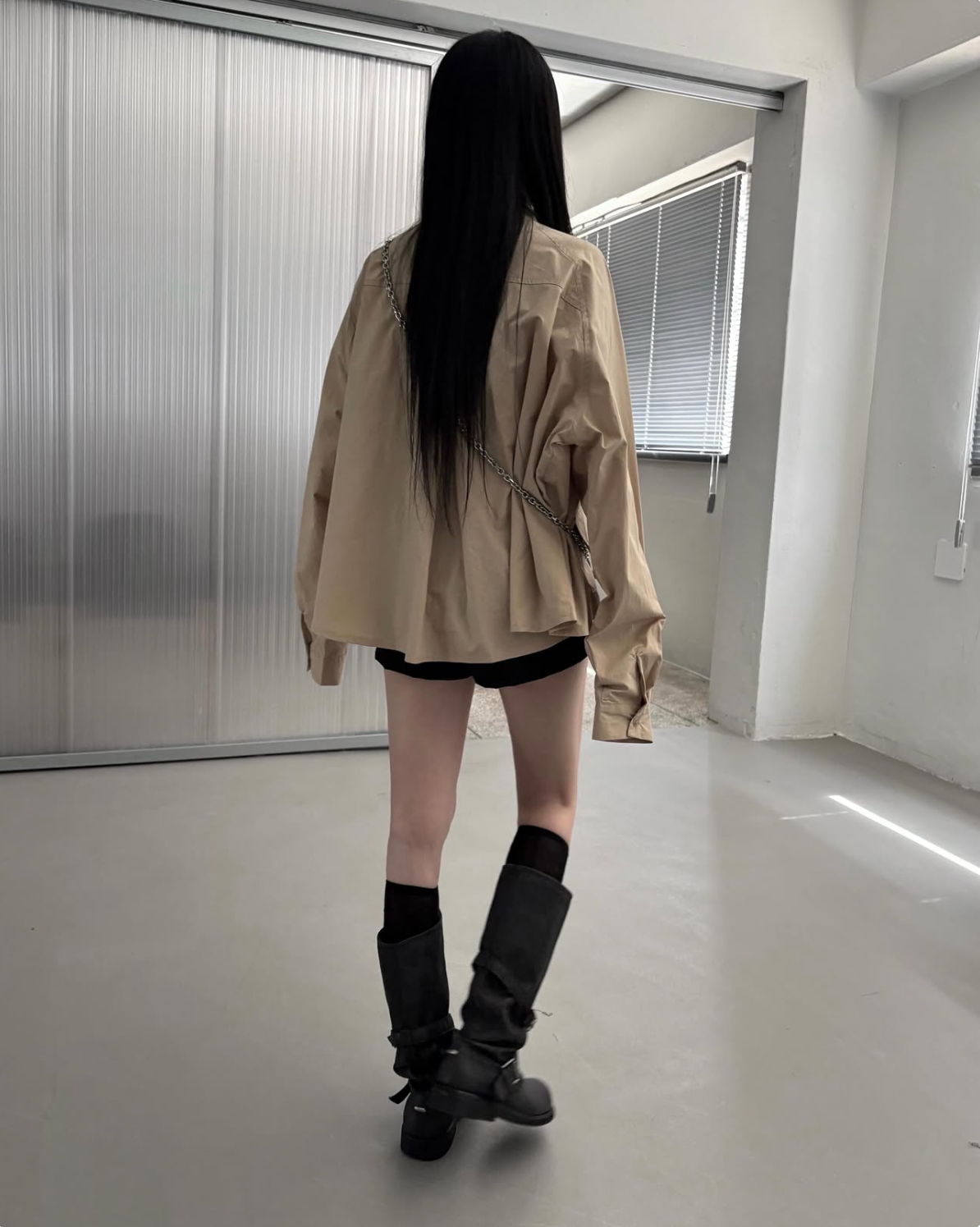 優化身型黃金剪裁：短版廓形有效重塑比例，特別適合搭配高腰下身或短褲長靴。