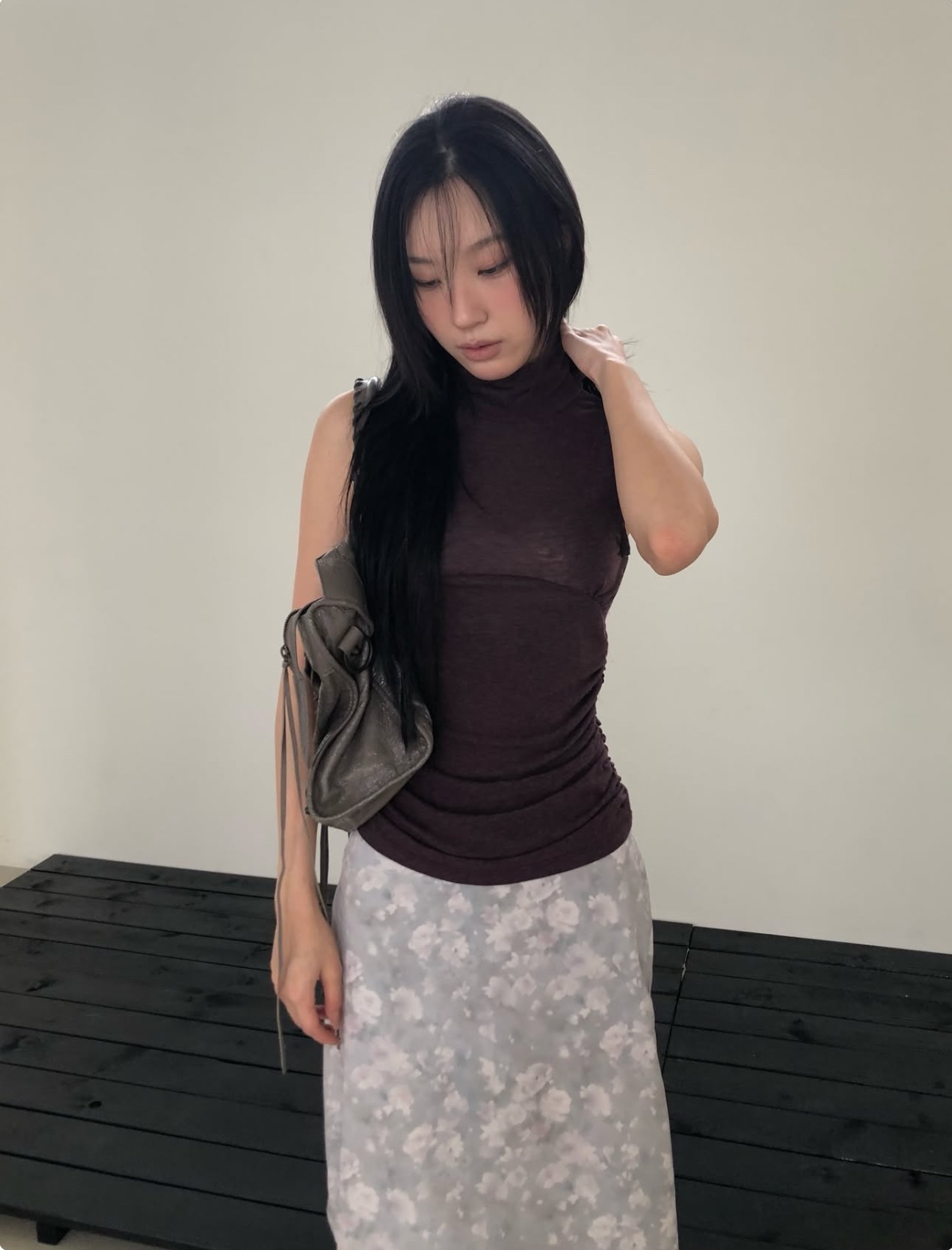 高質感羊毛混紡面料：質地輕薄柔軟且兼具蓄熱保暖性，貼膚穿著溫和舒適。