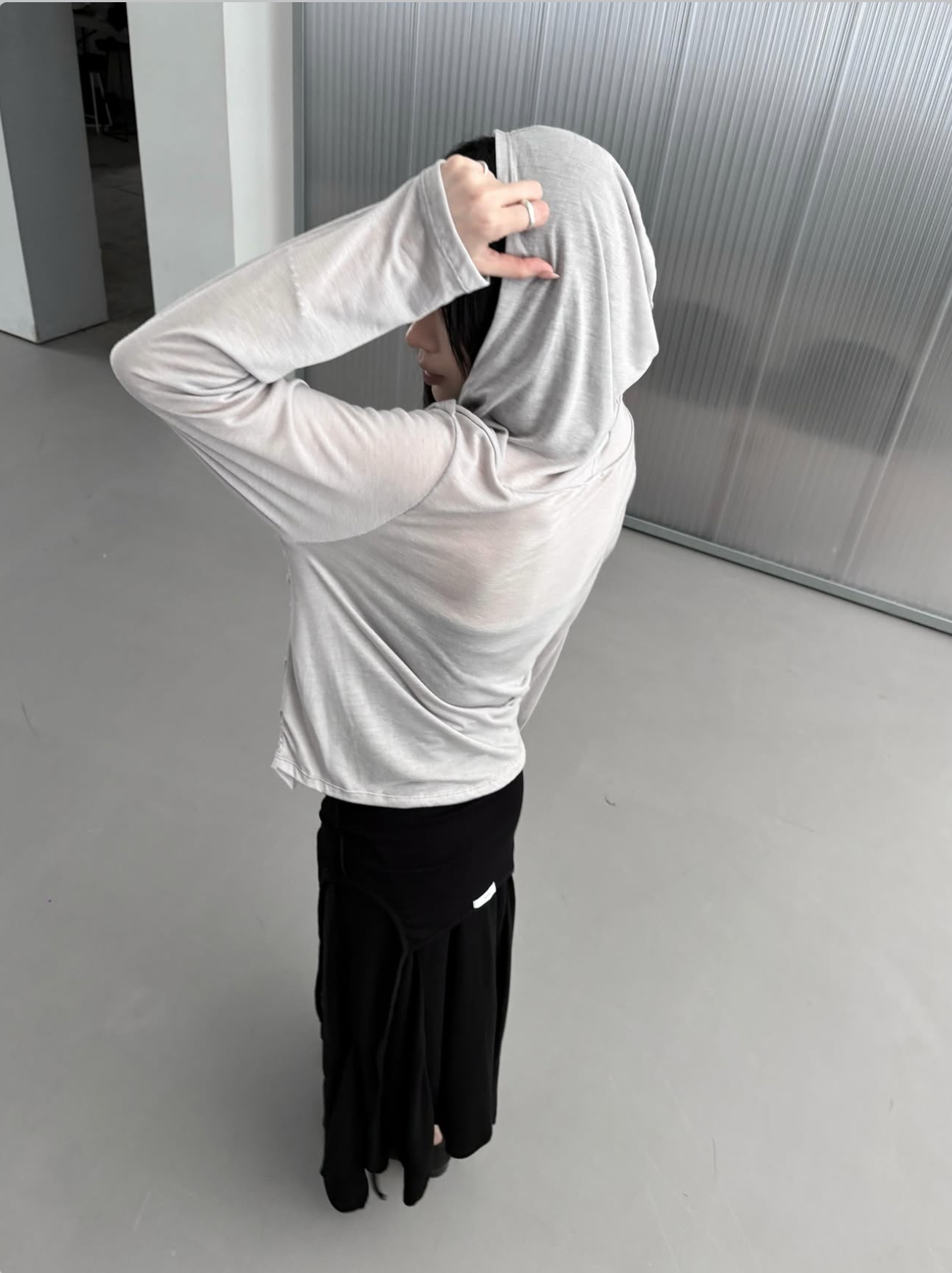 多重風格隨意切換：搭短褲展現率性辣妹風，混搭長裙則能穿出溫柔清冷質感。