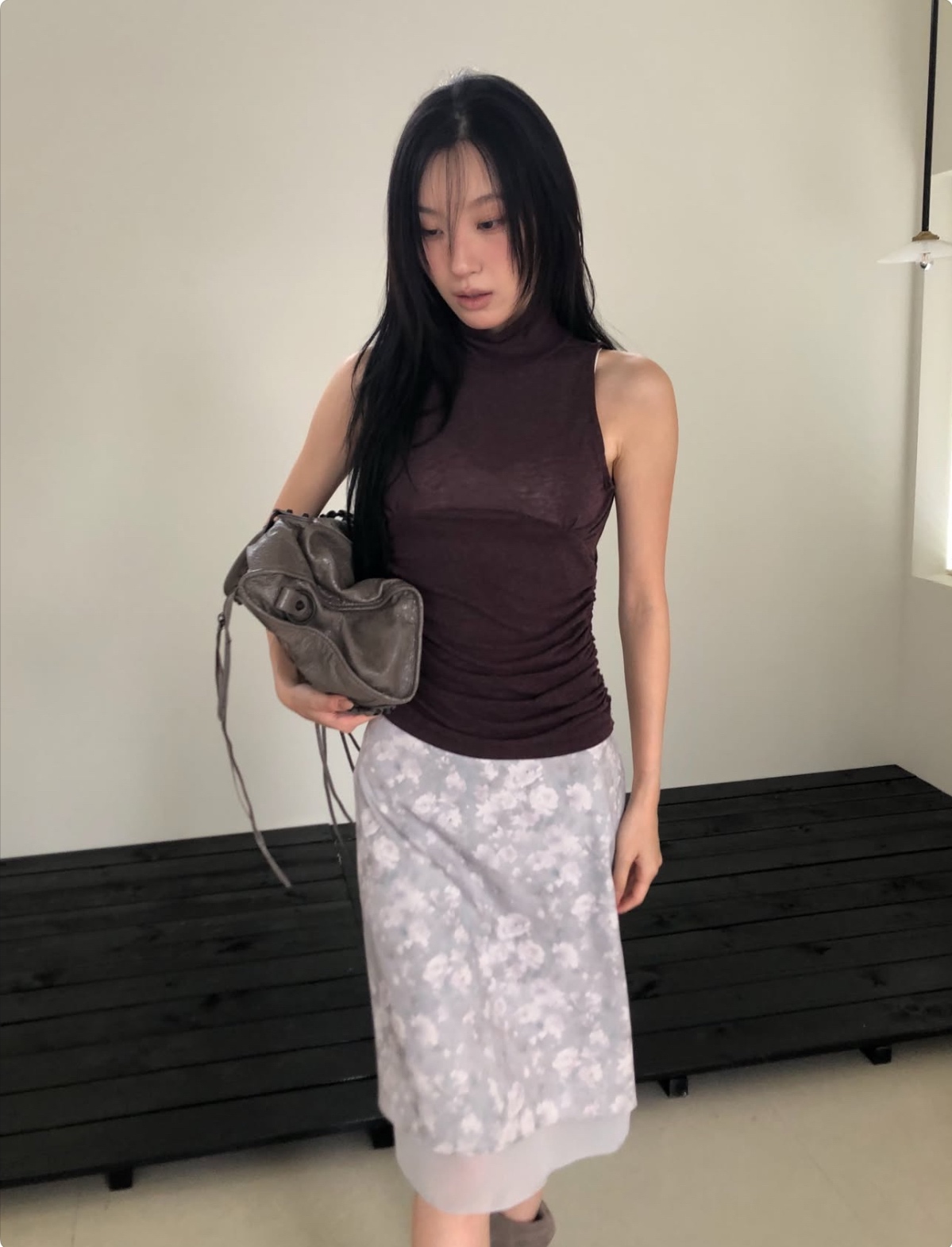 優雅小高領搭配側邊自然形成的抓皺細節，能修飾腰腹曲線並營造豐富層次感。胸下立體弧形車縫線精準拉高腰線，無論是秋冬作為西裝外套內搭，或換季時單穿，都能展現俐落高級氣場。