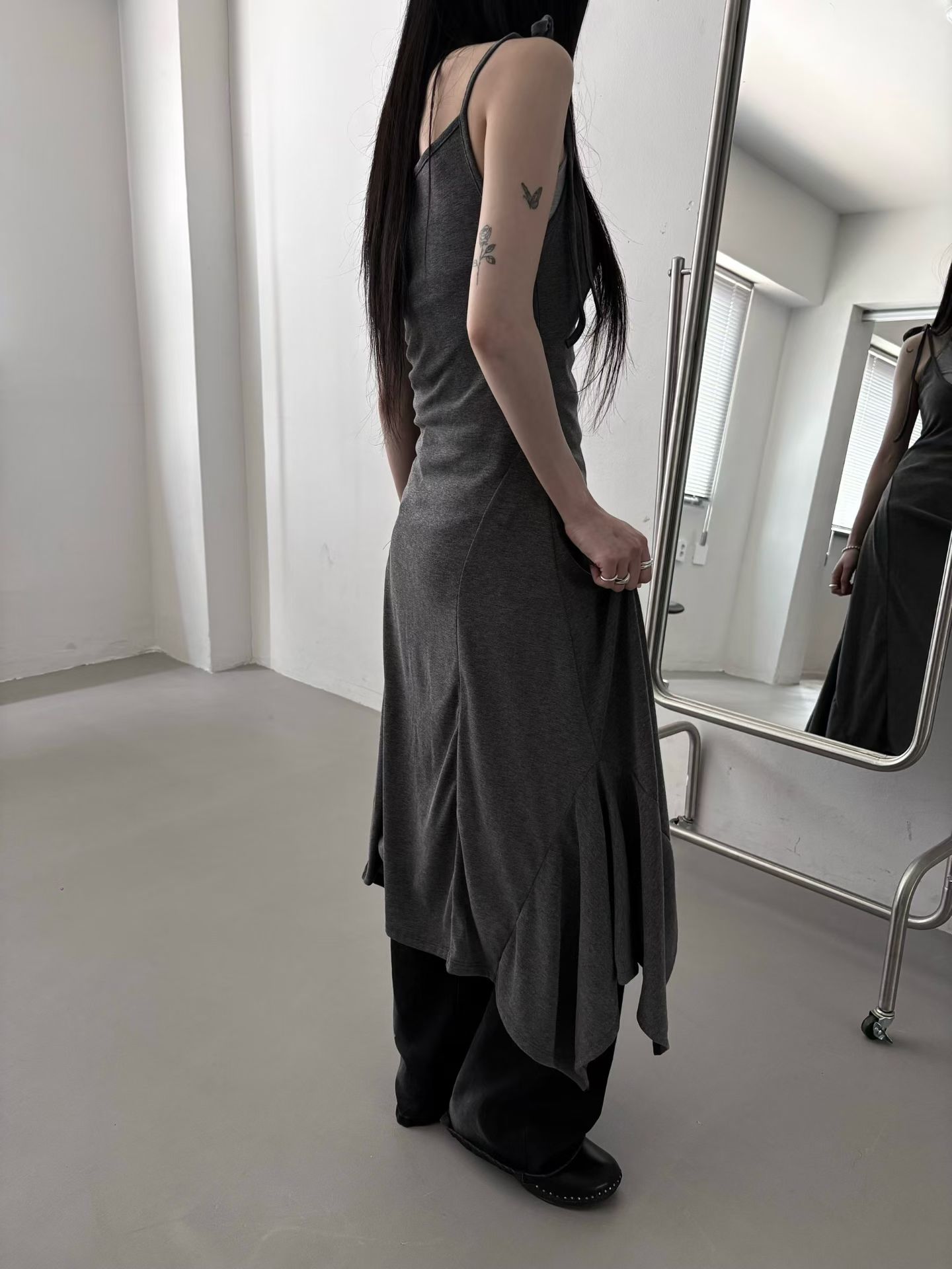 以極簡的灰黑色調結合充滿結構感的弧線拼接，散發淡淡的 Y2K 廢土與高街工裝氛圍。