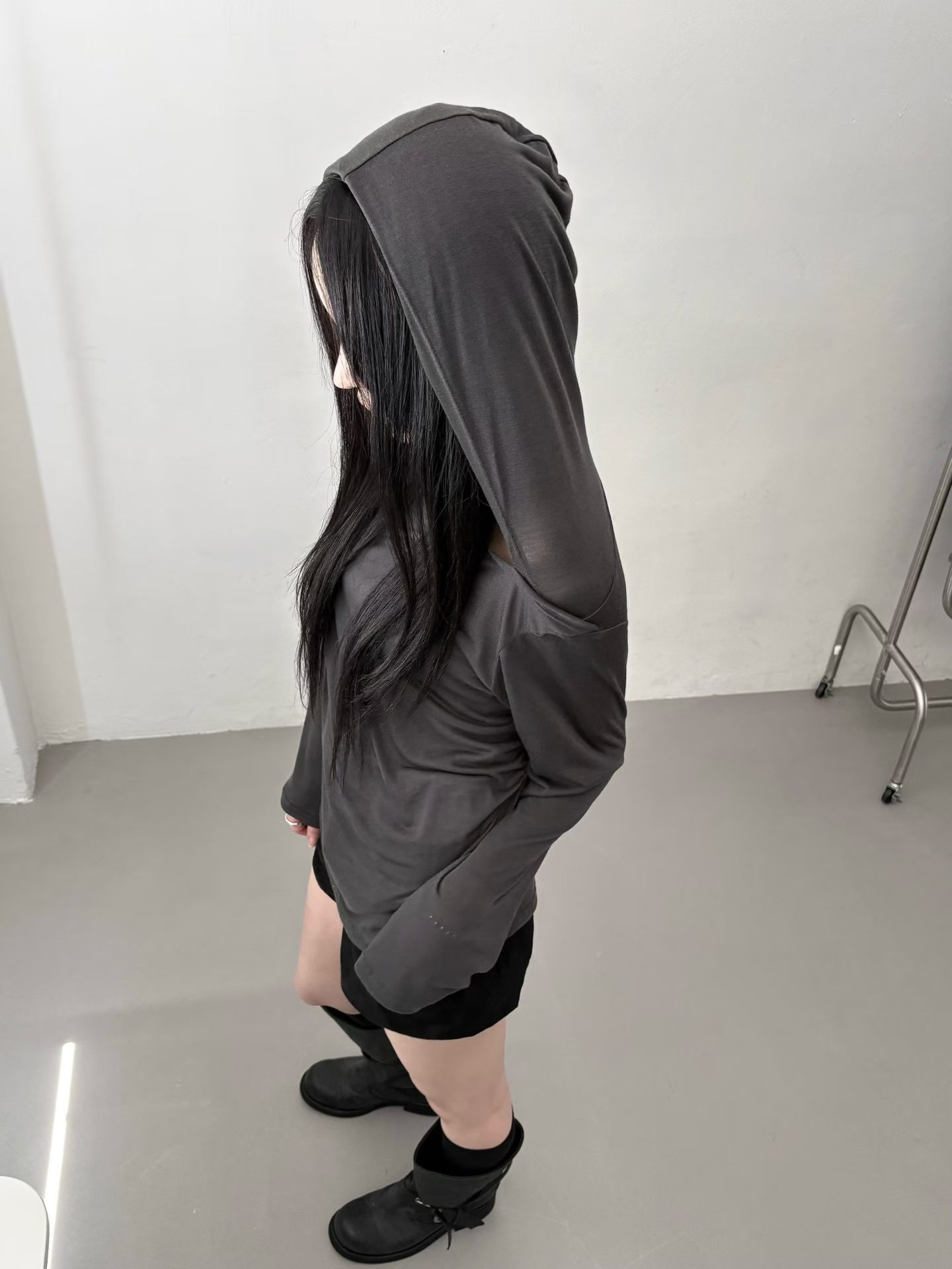 完美疊穿內搭聖品：寬領口設計極適合露出內搭的掛頸帶或細肩帶，層次感爆棚。