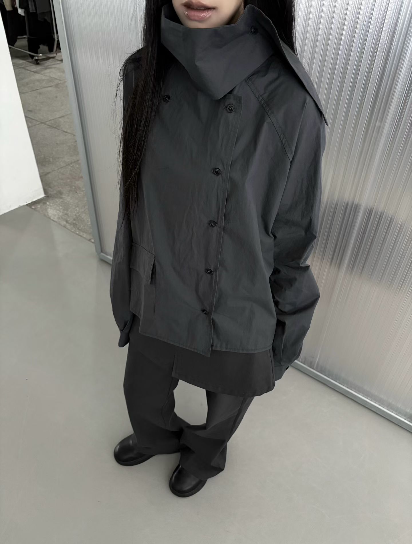 這款高領風衣感短版外套（High-Neck Short Trench Jacket / Trench Shirt）融合了風衣的英倫帥氣與短版襯衫外套的輕盈感！