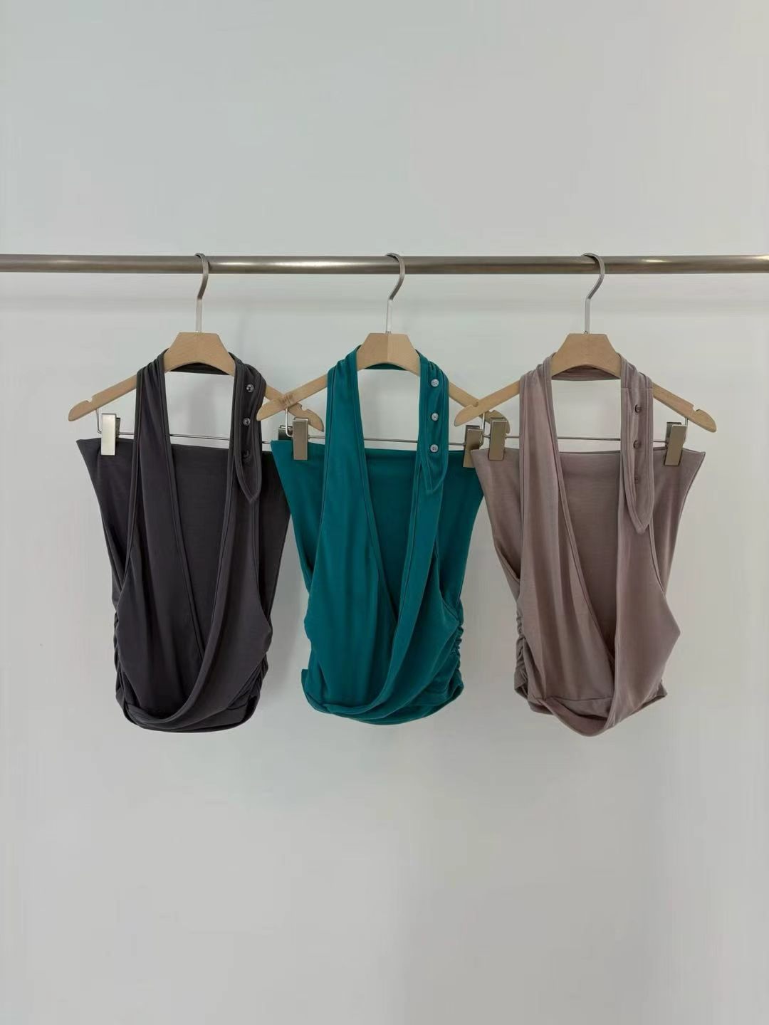 vlemma button-halter-cross-ruched-tube-top 極簡設計感針織上衣襯衫 - 碳灰