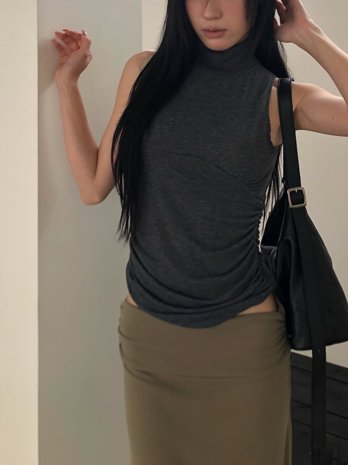 羊毛成分輕盈保暖，是秋冬換季時不可或缺的百搭質感實穿單品。