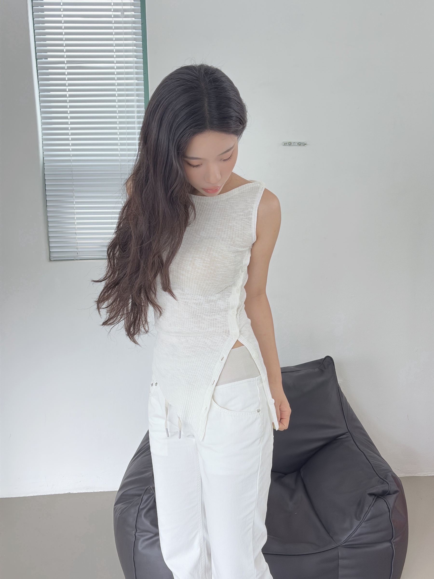 vlemma korean-asymmetric-side-slit-sleeveless-top 極簡設計感針織上衣襯衫 - 黑