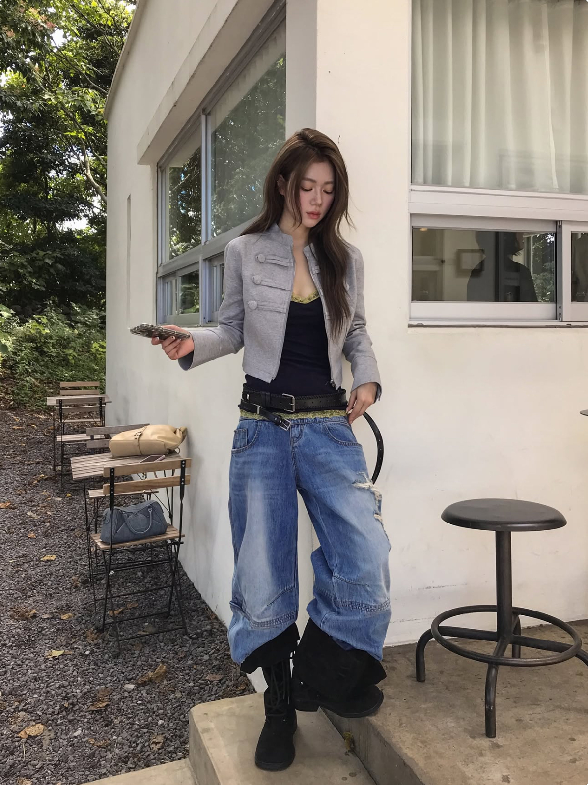 這款軍風雙排盤扣短版拉鍊外套（Military Frog Button Cropped Zip Jacket）融合了復古軍裝的帥氣盤扣（Military Frogs / Officer Braiding）與現代休閒的短版棉質拉鍊外套版型。