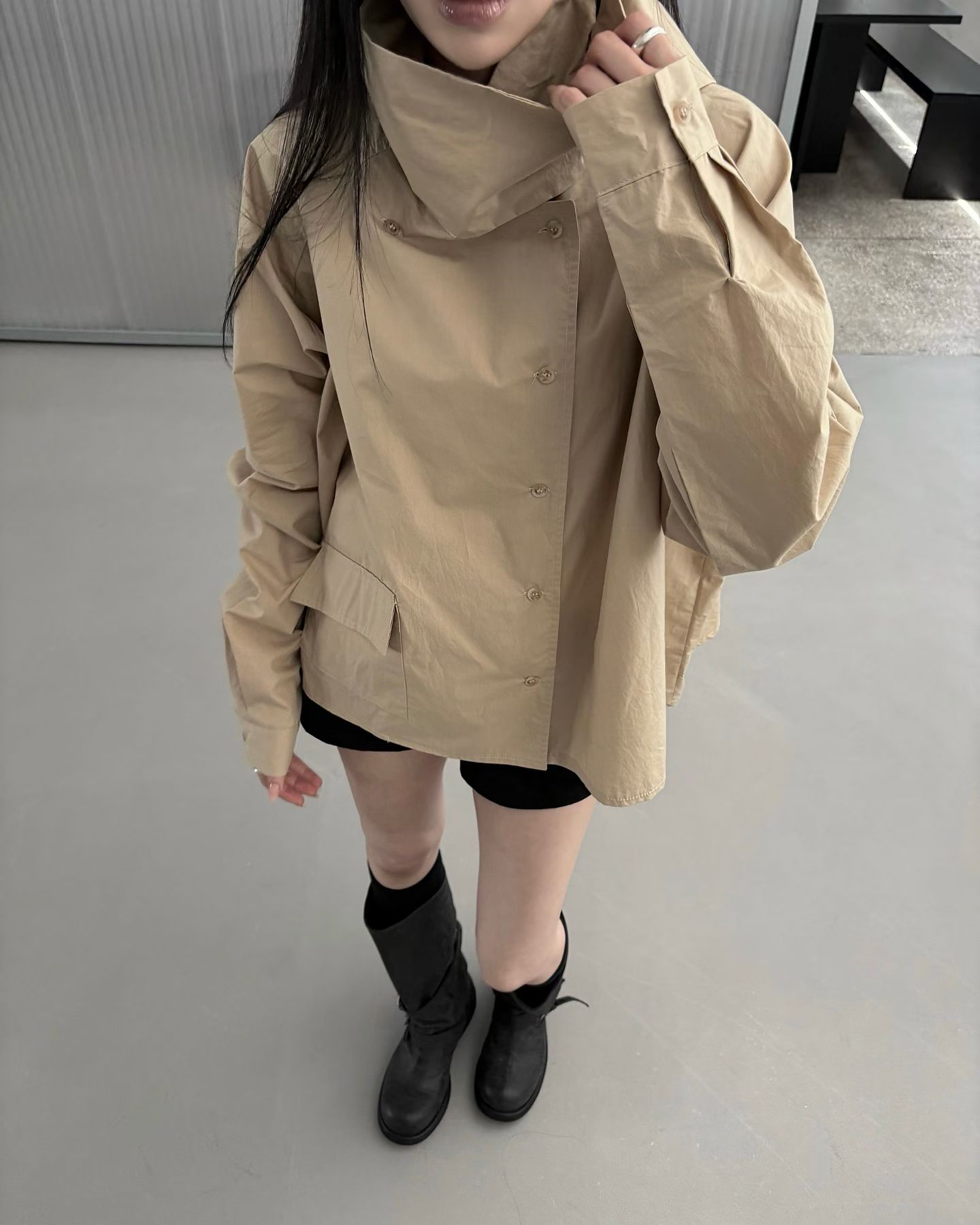 落肩與插肩袖線條能完美修飾肩型，內搭厚衣也不顯臃腫卡身。