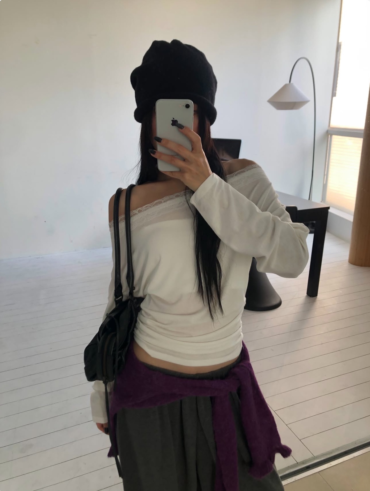 拿捏 Y2K 街頭微辣與芭蕾風（Balletcore）軟萌質地的時髦單品！柔軟垂墜的面料沿著身體曲線自然服貼，配合蕾絲滾邊與腰部抓皺，極致放大女性線條美感。