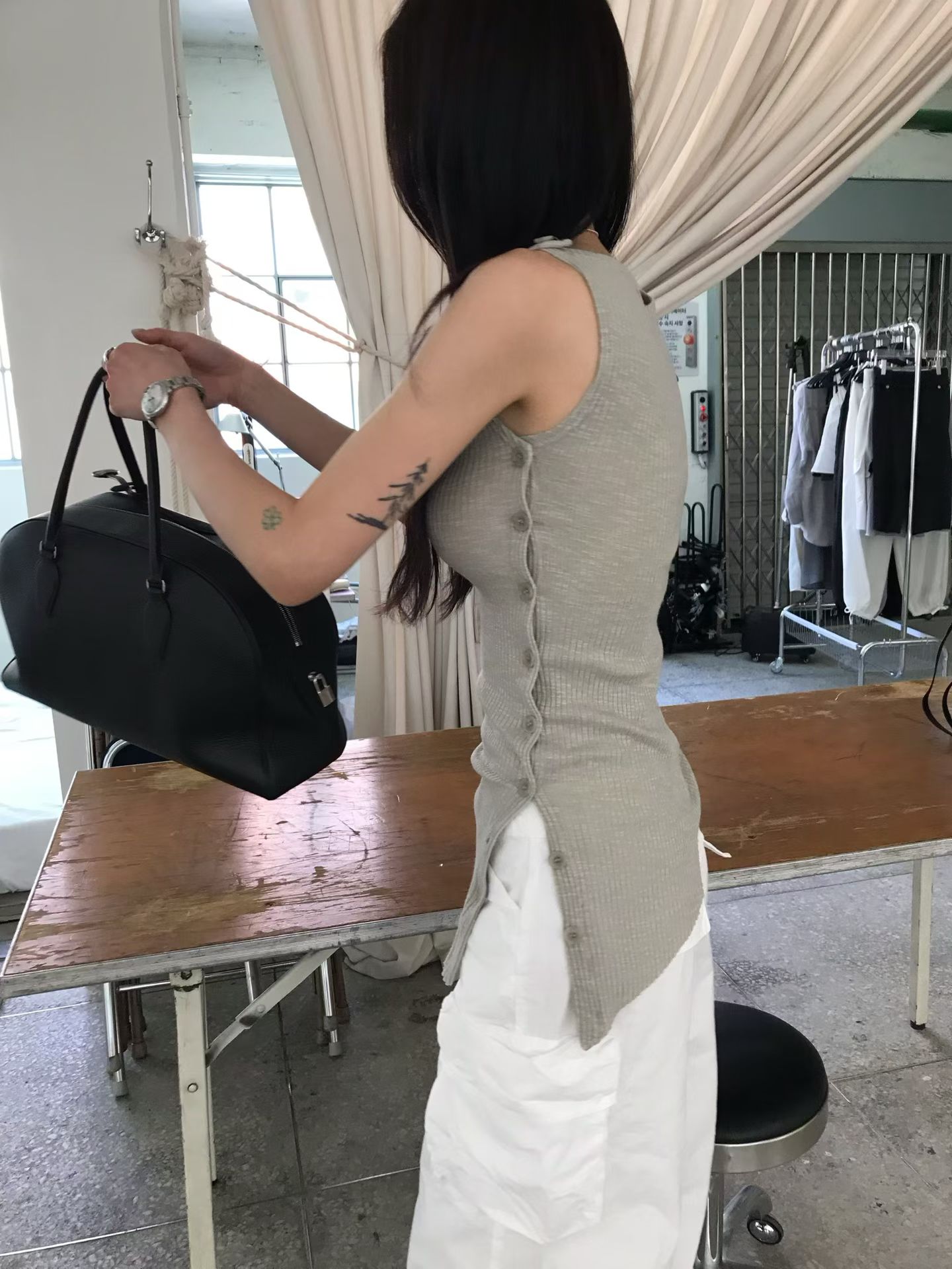 vlemma korean-asymmetric-side-slit-sleeveless-top 極簡設計感針織上衣襯衫 - 黑