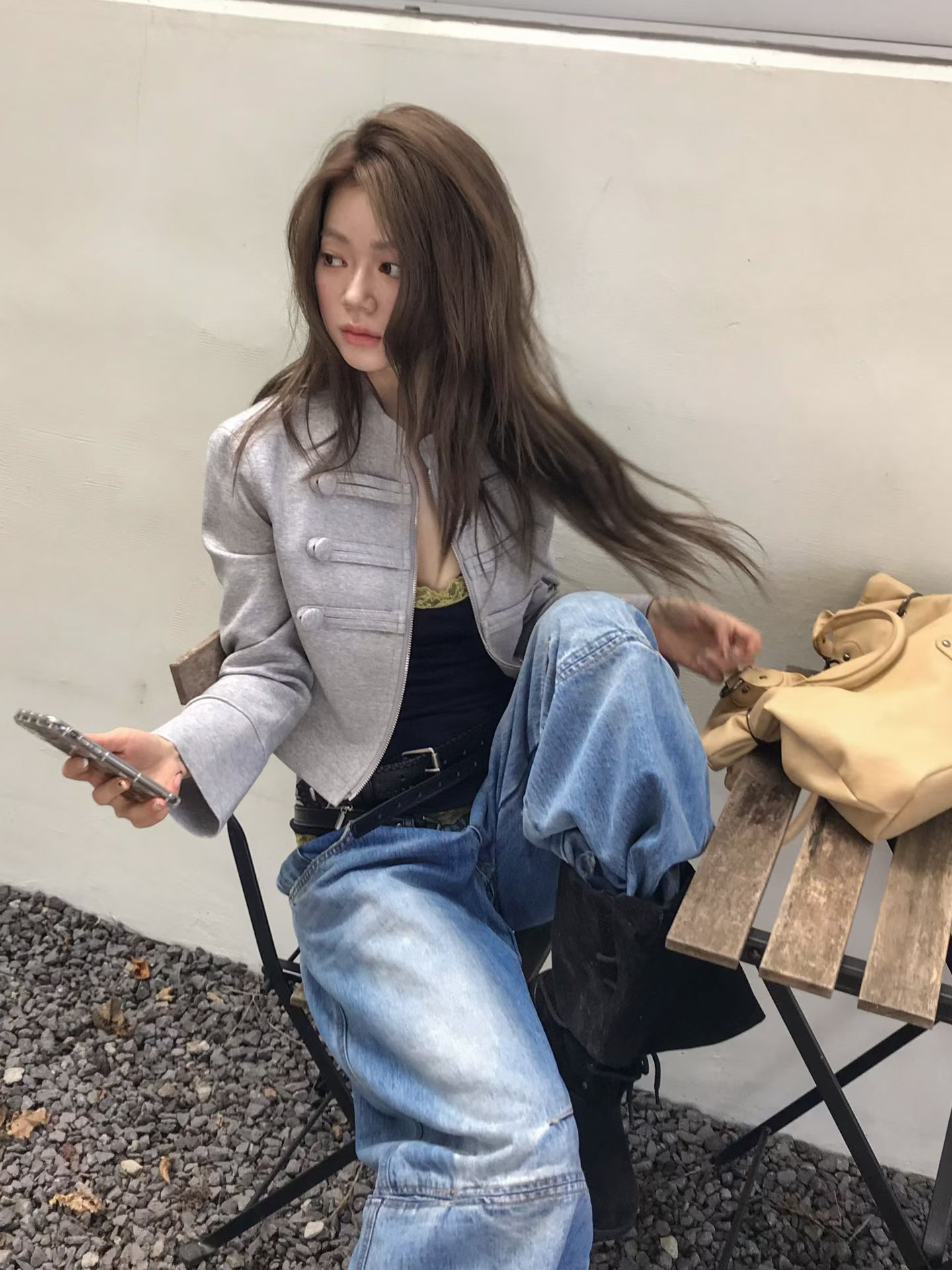 順暢修身的短版剪裁搭配長袖包扣細節，拉高腰線比例，輕鬆打造帥氣俐落的時髦造型。