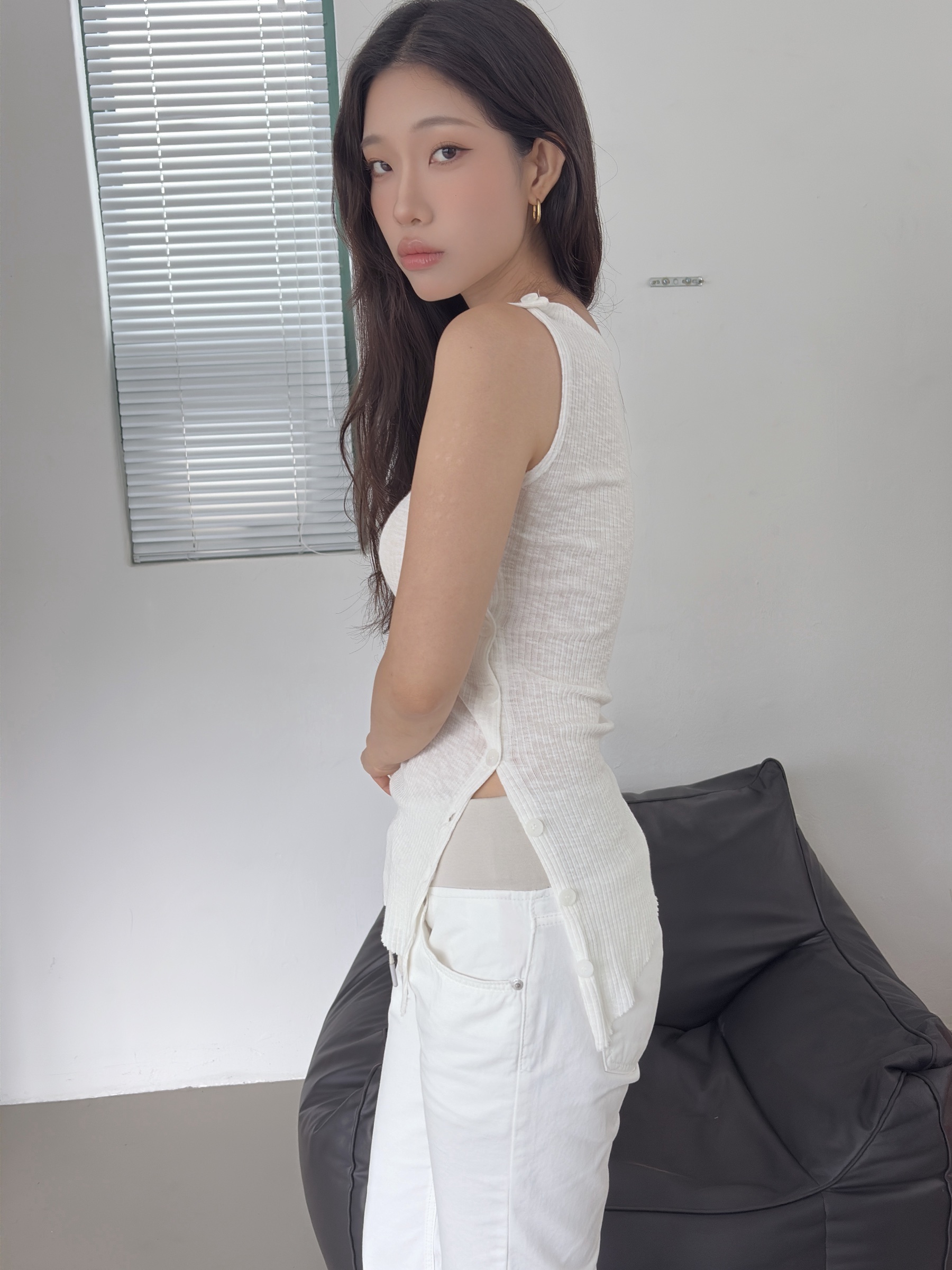 vlemma korean-asymmetric-side-slit-sleeveless-top 極簡設計感針織上衣襯衫 - 黑