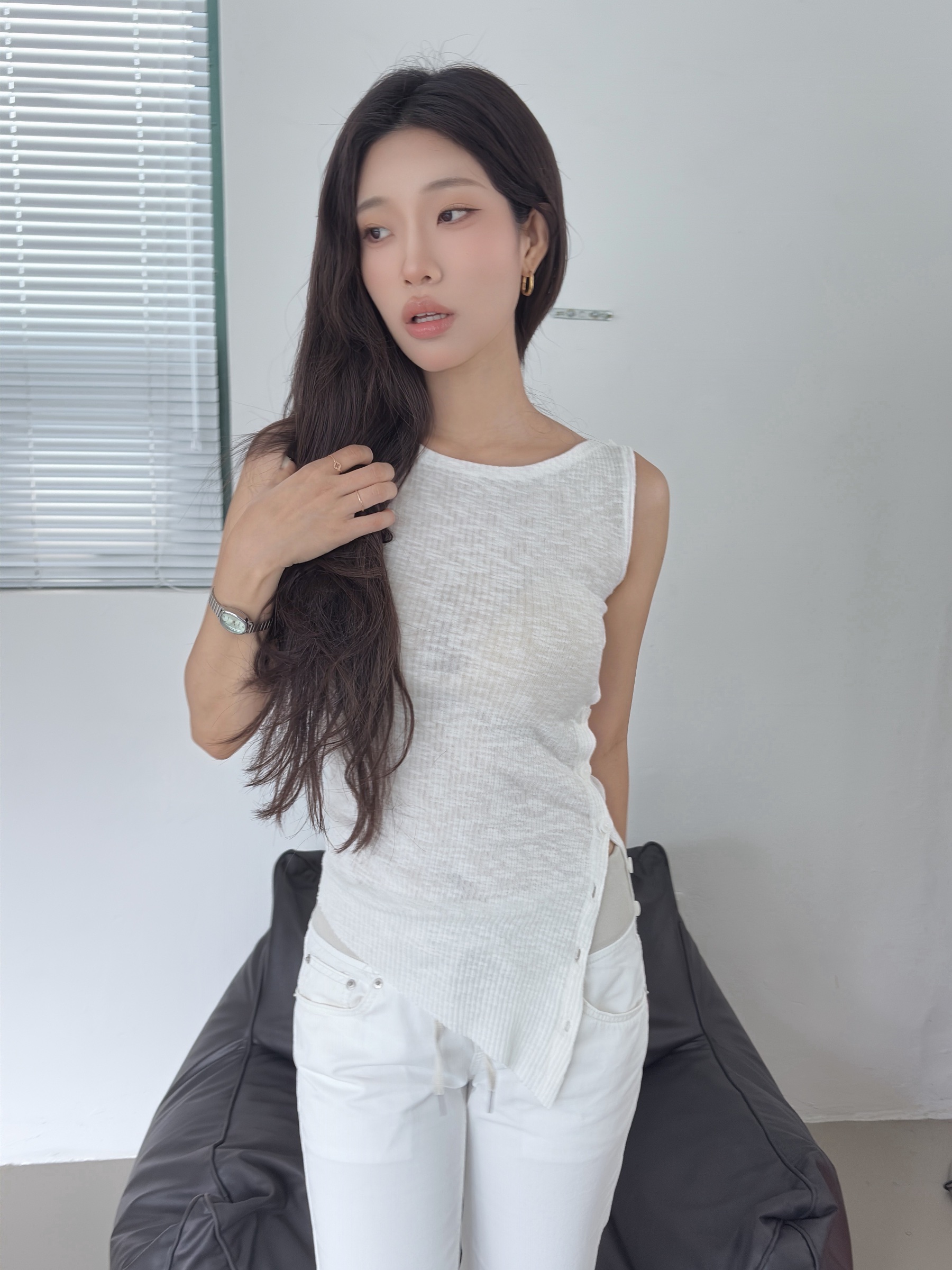 vlemma korean-asymmetric-side-slit-sleeveless-top 極簡設計感針織上衣襯衫 - 黑