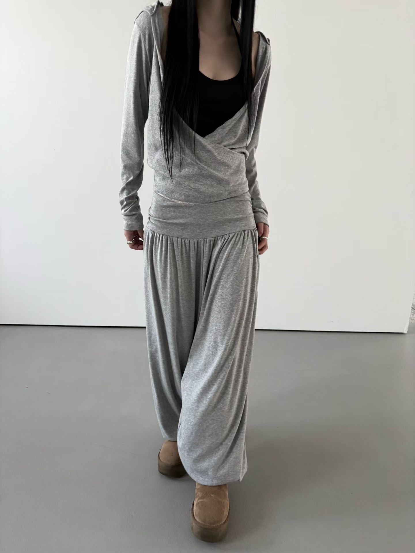 腰部的寬幅貼合與褲身自然展開的流線，展現輕盈優雅的律動美。彈性極佳的面料非常適合瑜伽、舞蹈後外搭，或是作為日常微辣造型的下身搭配。