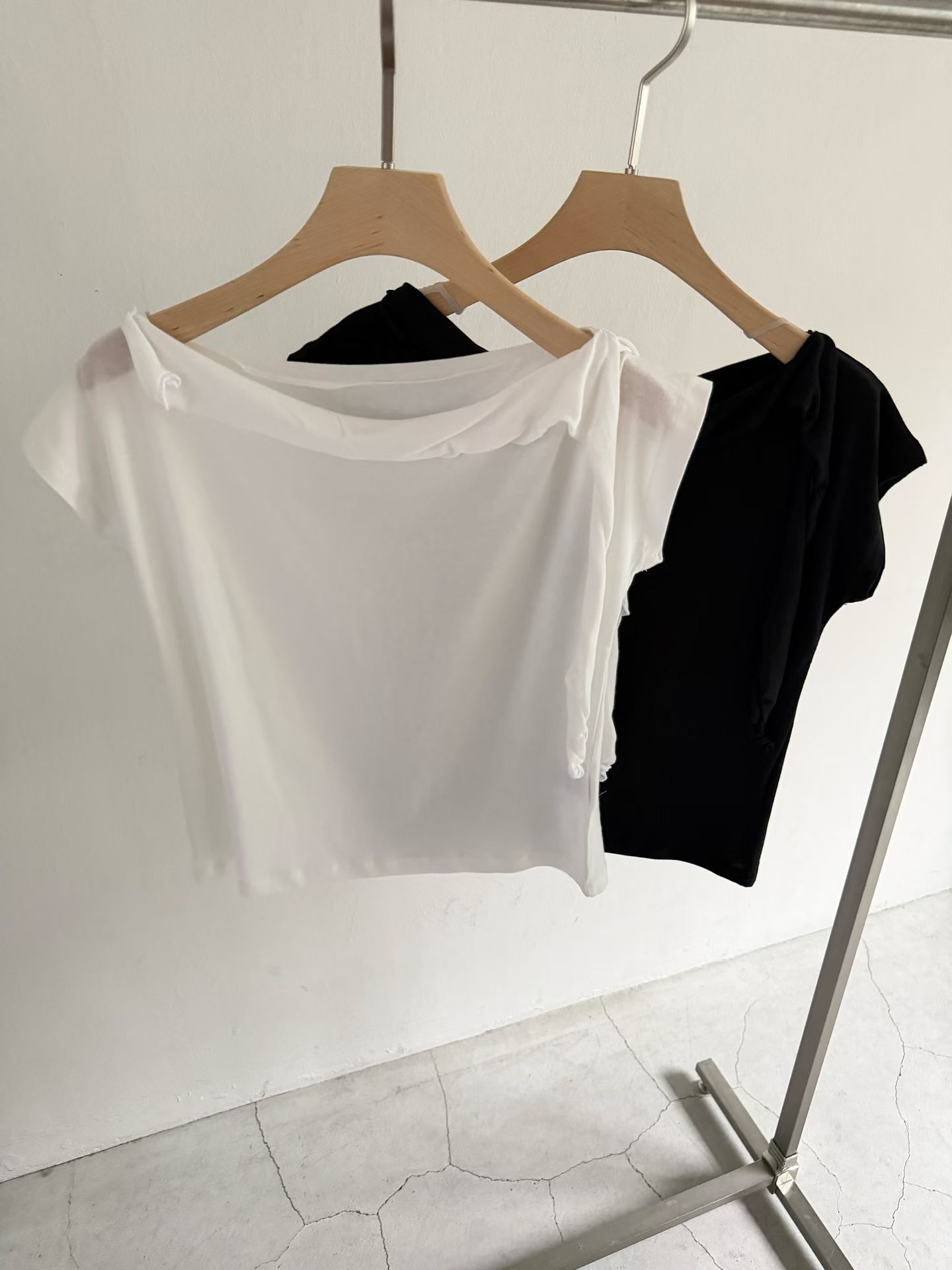 vlemma off-shoulder-asymmetrical-tie-top 極簡設計感針織上衣襯衫 - 黑