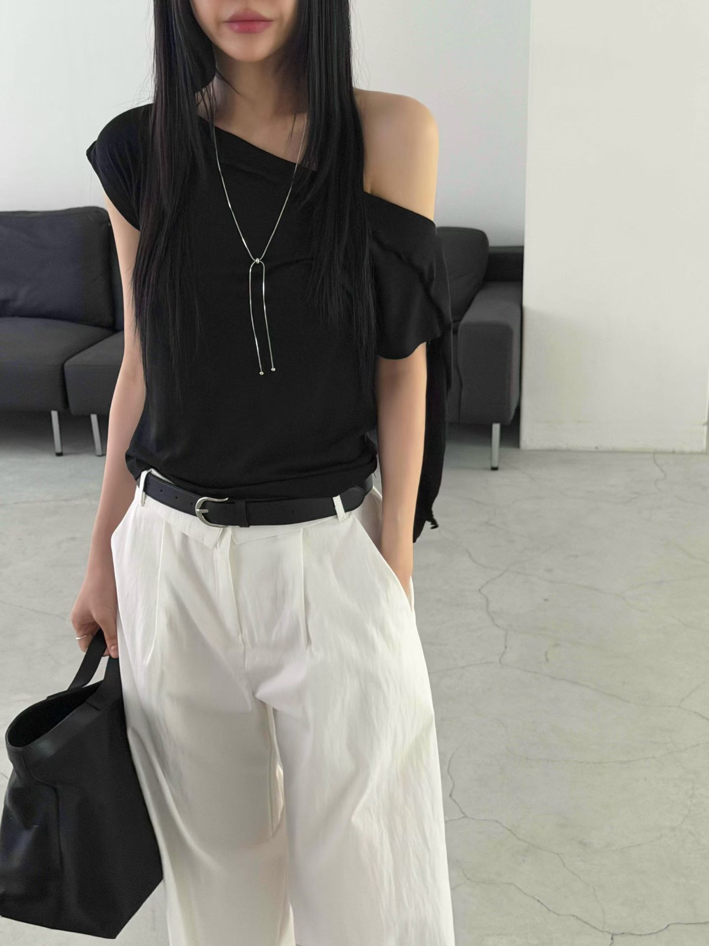 vlemma off-shoulder-asymmetrical-tie-top 極簡設計感針織上衣襯衫 - 黑
