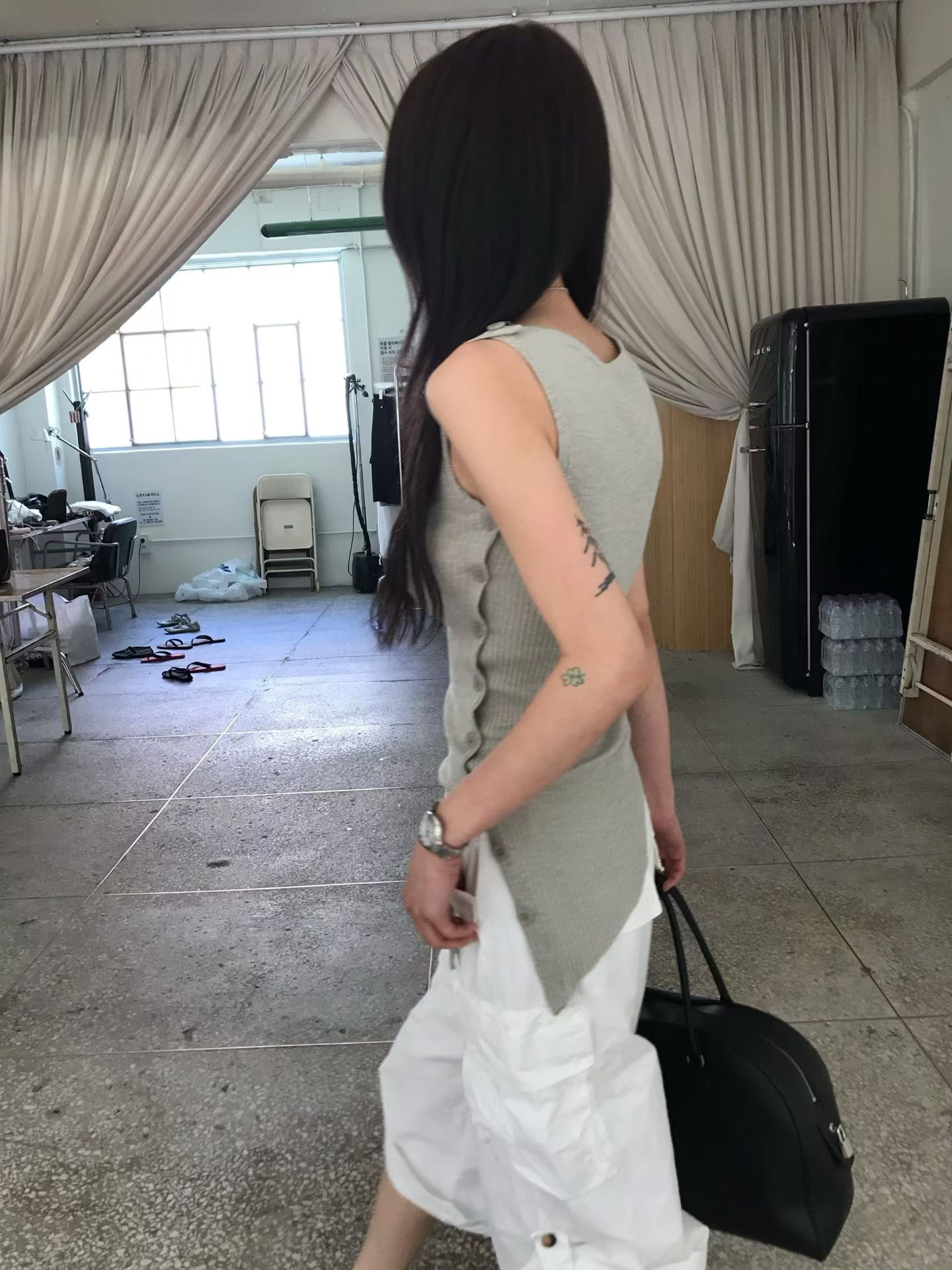 vlemma korean-asymmetric-side-slit-sleeveless-top 極簡設計感針織上衣襯衫 - 黑