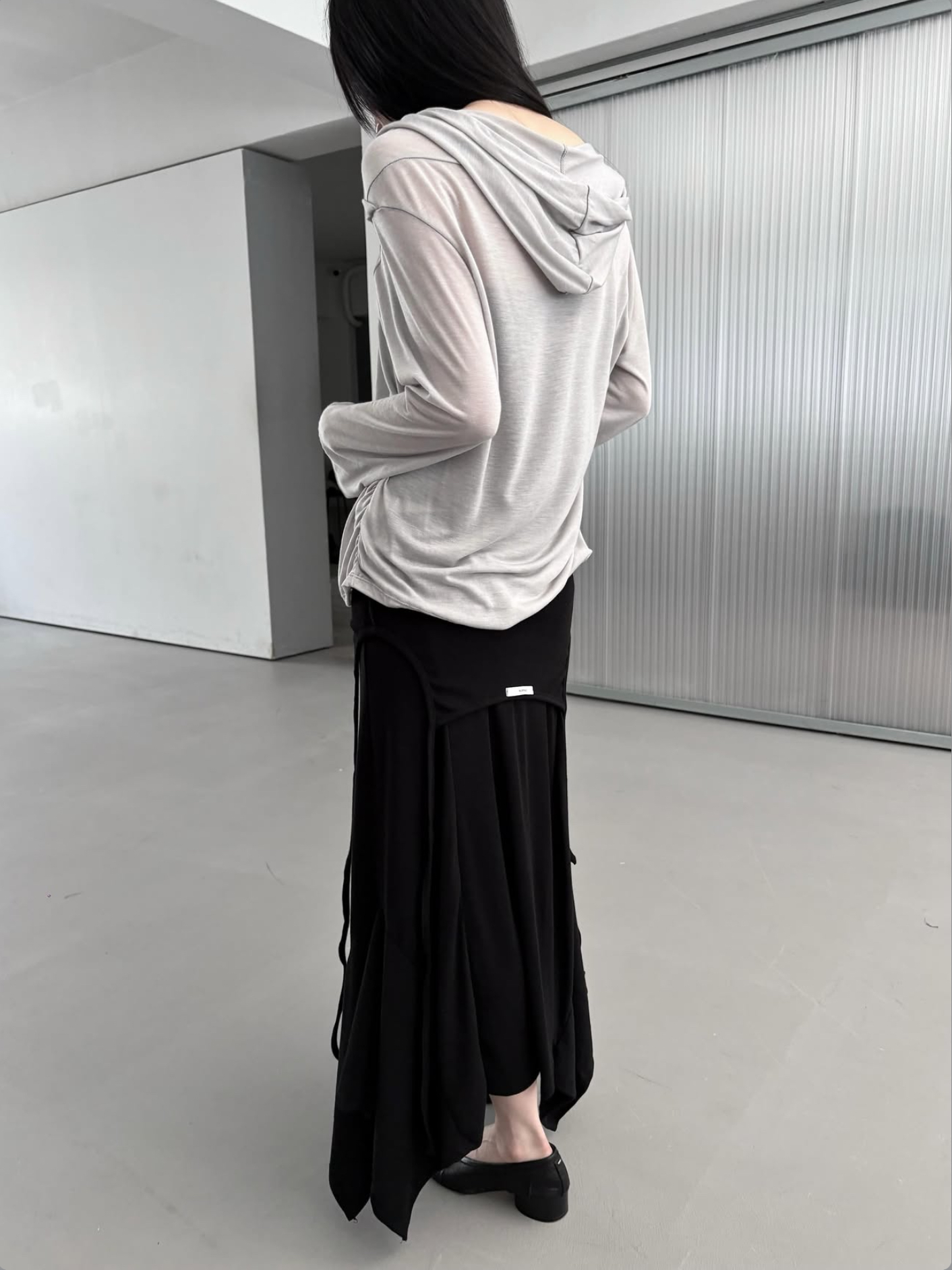 非常適合搭配長褲進行日系/韓系的多層次（Dress-over-pants）疊穿。