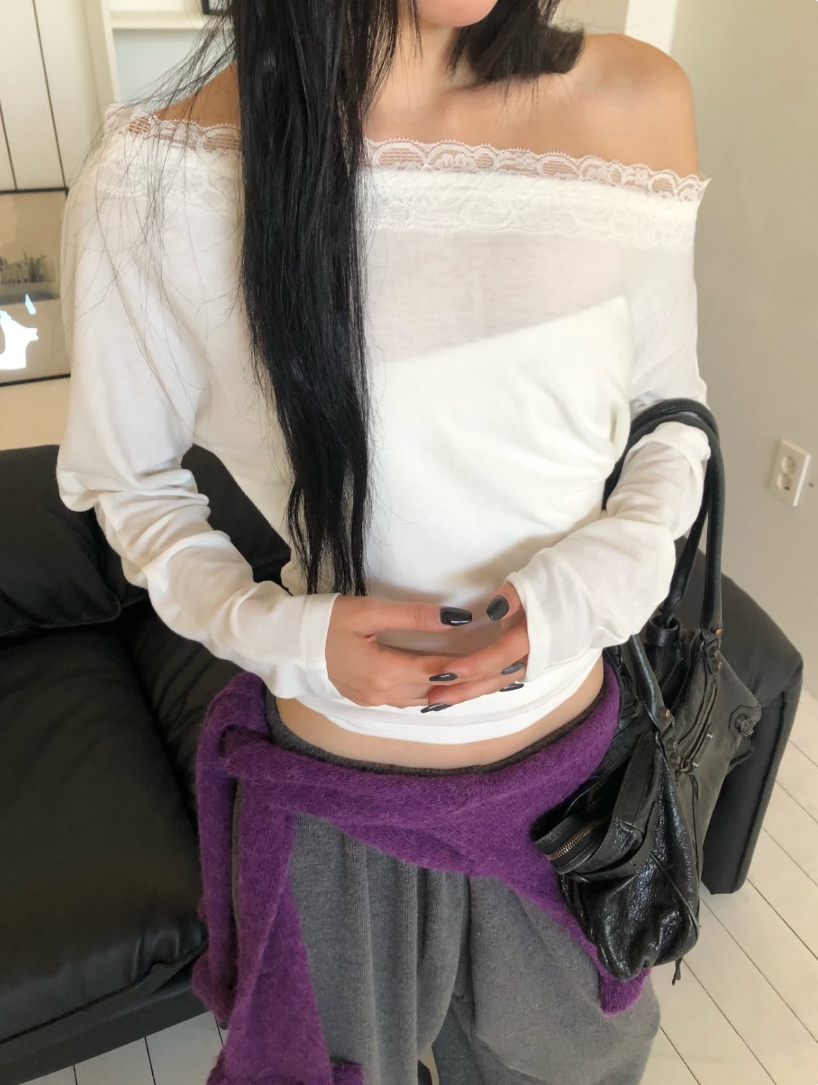 韓系東大門爆款美學：簡約罩衫廓形結合蕾絲微辣元素，穿出不費力的高街時髦感。