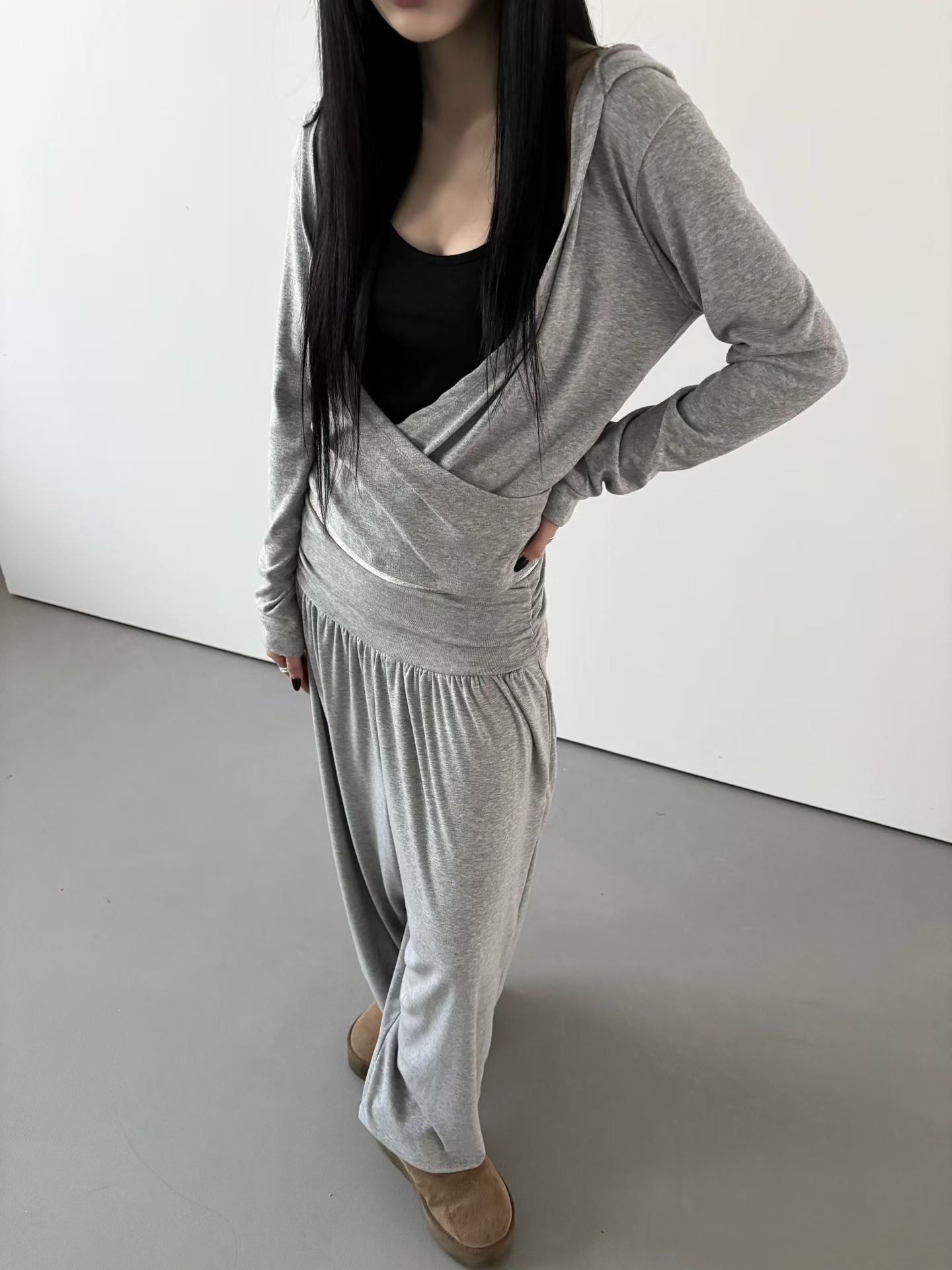 視覺顯瘦黃金比例：透過高腰與縱向褶皺延伸視覺，完美修飾胯寬與腿部細節。