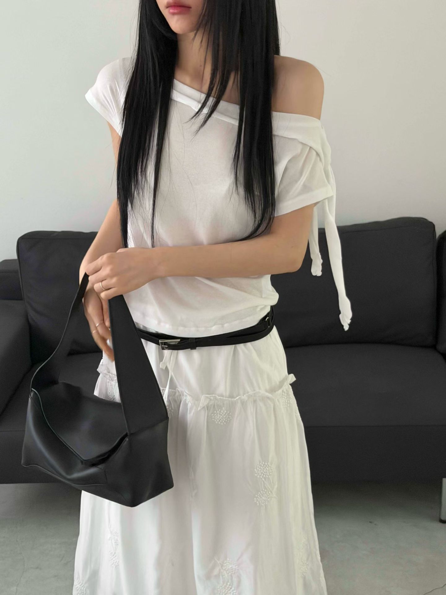 vlemma off-shoulder-asymmetrical-tie-top 極簡設計感針織上衣襯衫 - 黑