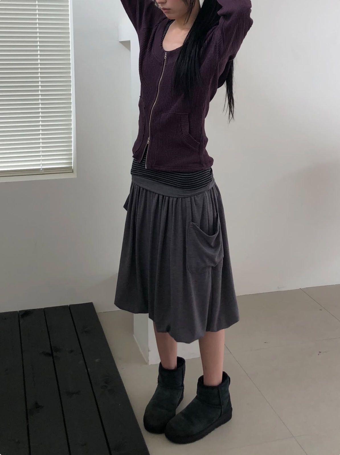 立體垂墜動態面料：面料觸感細緻且自帶適重感，步履走動間展現柔軟律動美。