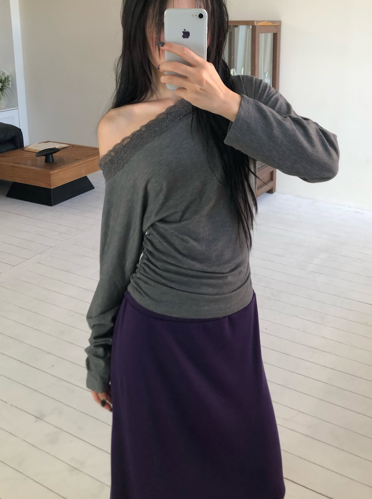 加長袖長軟萌視覺：袖長微微蓋過手背，為微辣造型增添幾分慵懶萌感。
