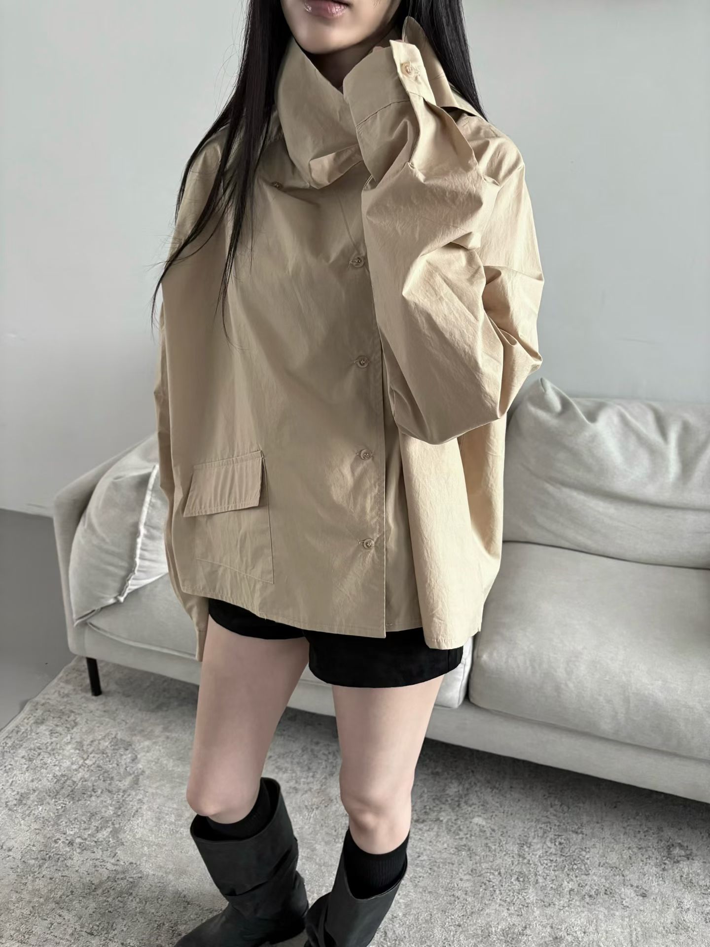 韓系結構感不對稱美學：解開部分鈕扣可呈現流暢的層次片垂墜，造型細節滿分。