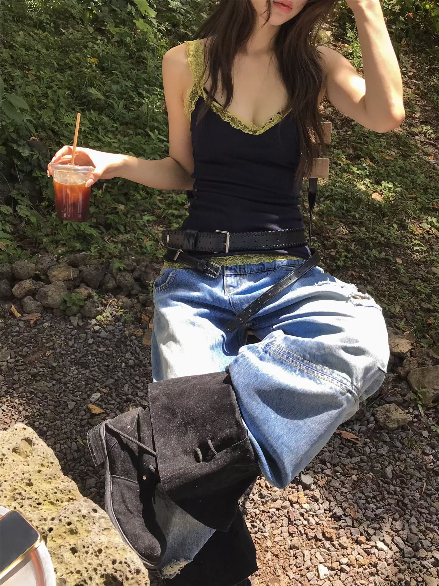 胸下微剪裁設計能修飾胸型與身形曲線，無論是夏天單穿展現微辣魅力，或是作為春秋外套的打底內搭，都能為整體造型瞬間加分。