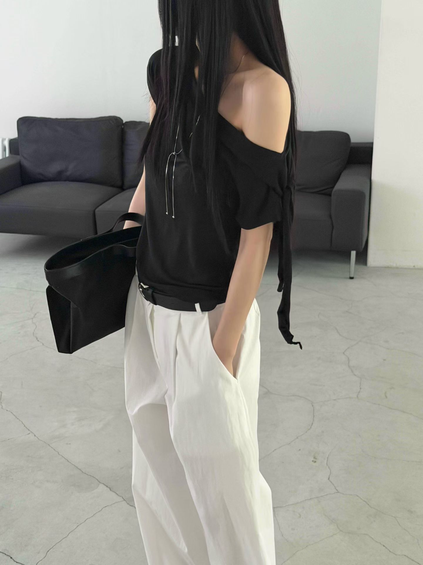 vlemma off-shoulder-asymmetrical-tie-top 極簡設計感針織上衣襯衫 - 黑