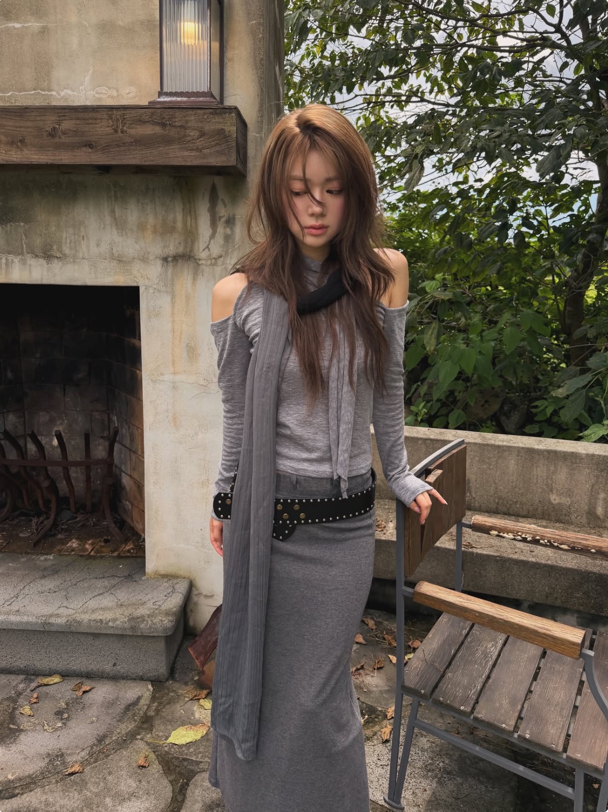 韓國東大門熱銷的韓系美辣神器！將 Y2K 圍巾元素（Scarf Top）與露肩長袖完美結合，垂墜的飄帶在胸前營造層次感，走動間散發不費力的慵懶女人味。