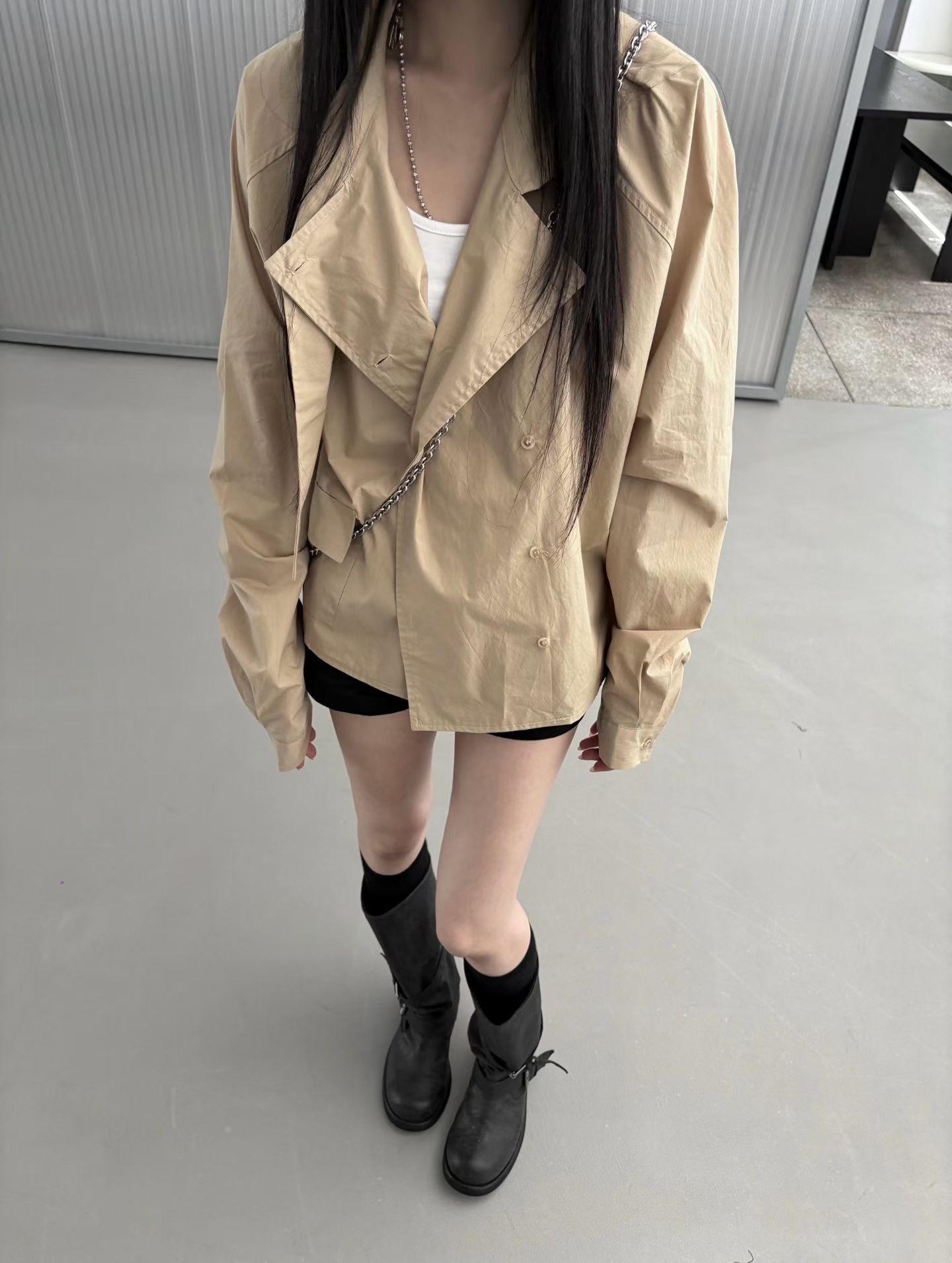 將風衣元素與襯衫外套相結合，不對稱的襟片與變形領口設計，散發濃濃的韓系極簡與清冷氛圍
