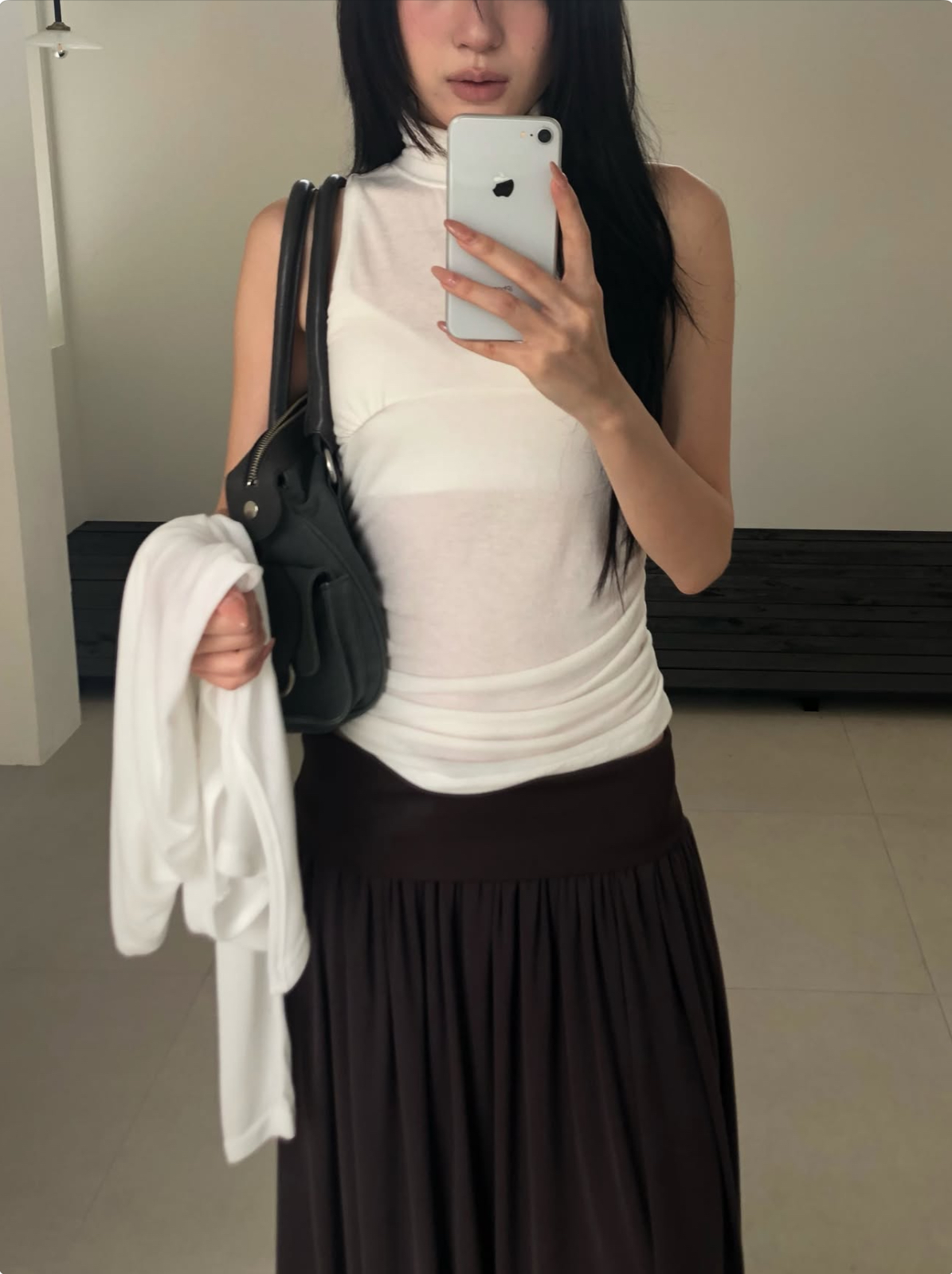 俐落無袖剪裁搭配側邊抓皺細節，非常適合層次堆疊（Layering），內搭於西裝外套、針織罩衫或大衣中，展現不費力的法式法式優雅與韓系微辣風格。