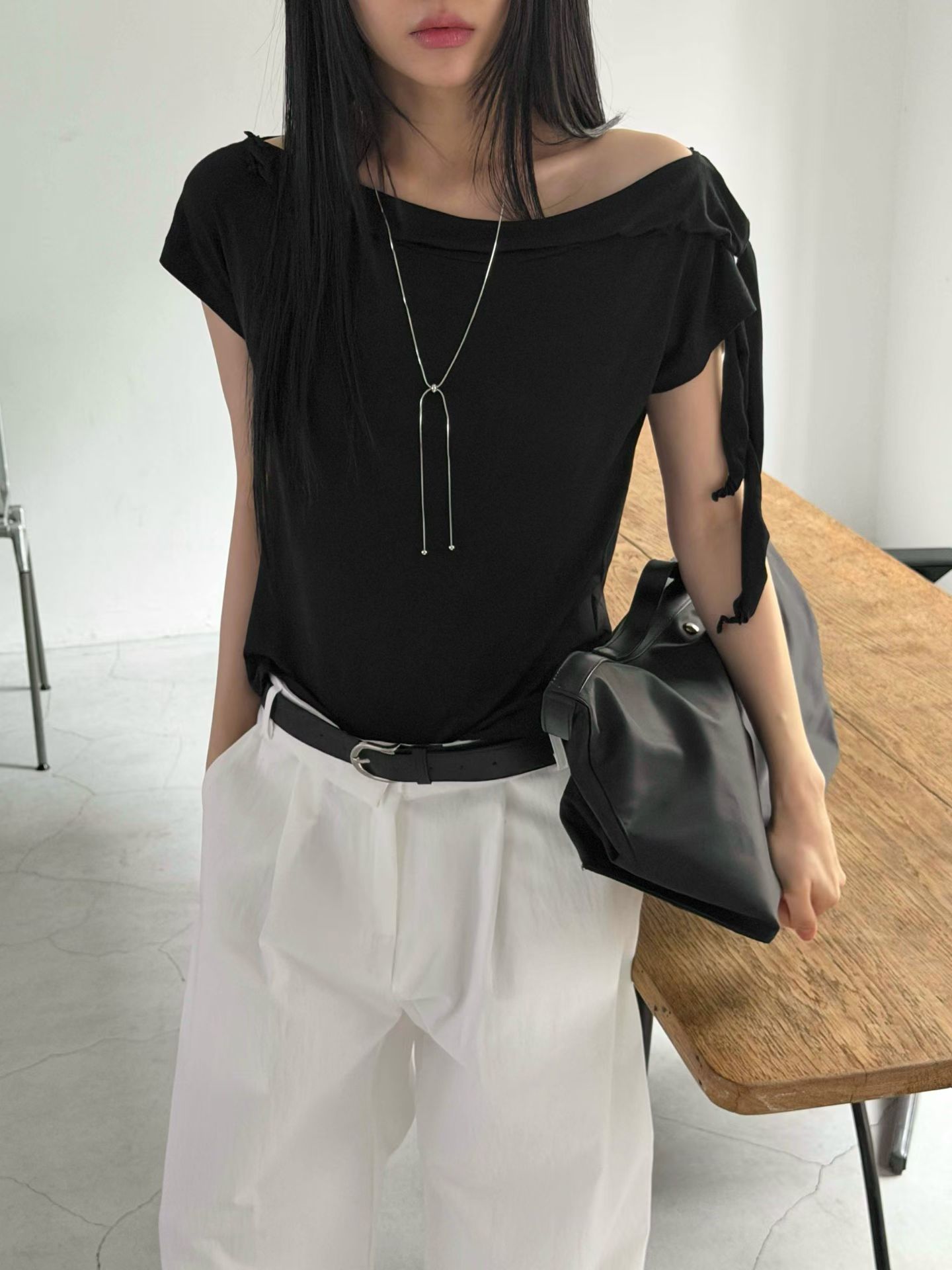 vlemma off-shoulder-asymmetrical-tie-top 極簡設計感針織上衣襯衫 - 黑