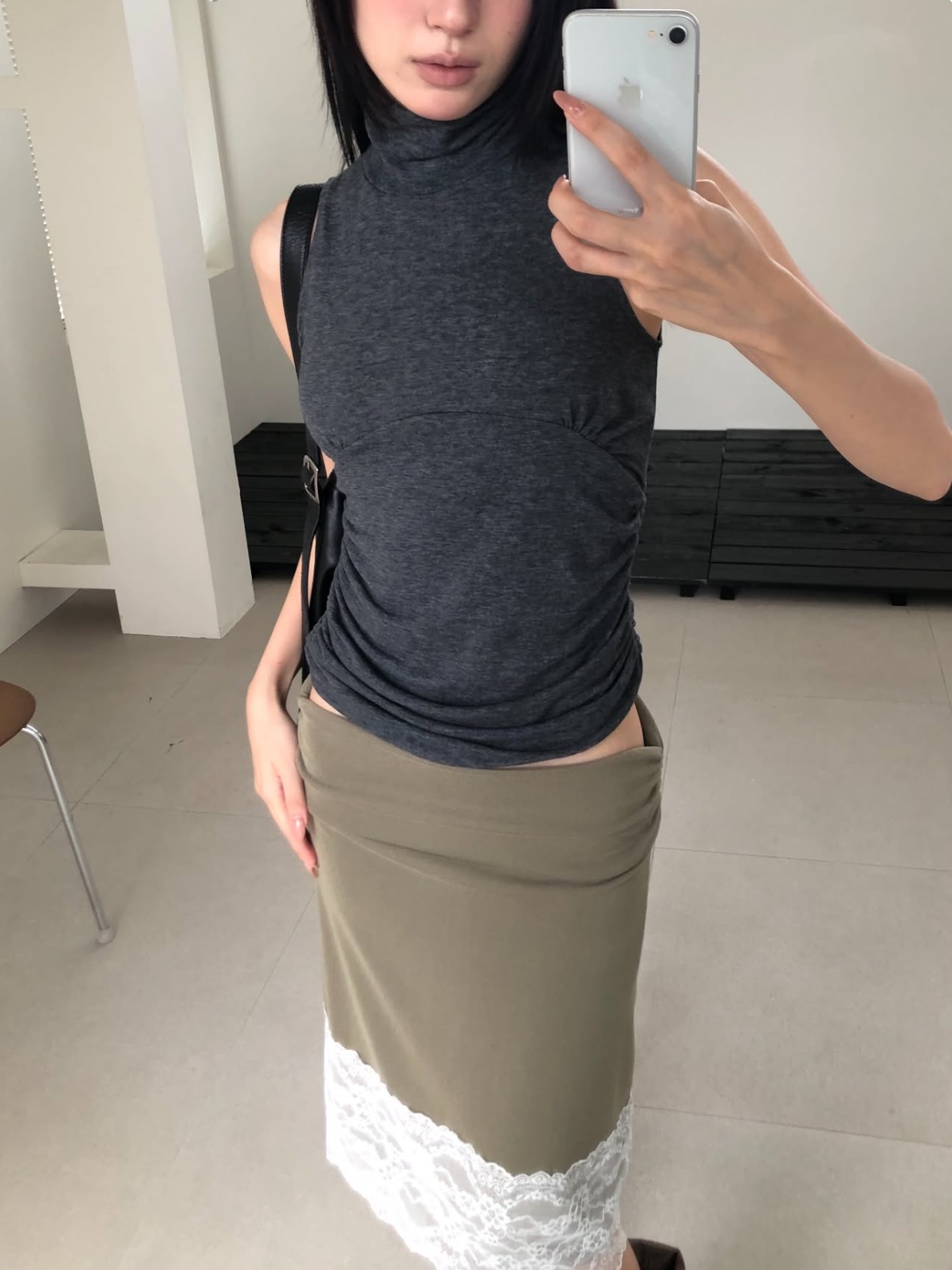 專為追求質感與層次穿搭打造的羊毛抓皺高領小背心！融合了優雅高領與率性無袖剪裁，側邊收攏的抓皺細節讓整體版型更貼合曲線，打造自然順暢的立體身形。