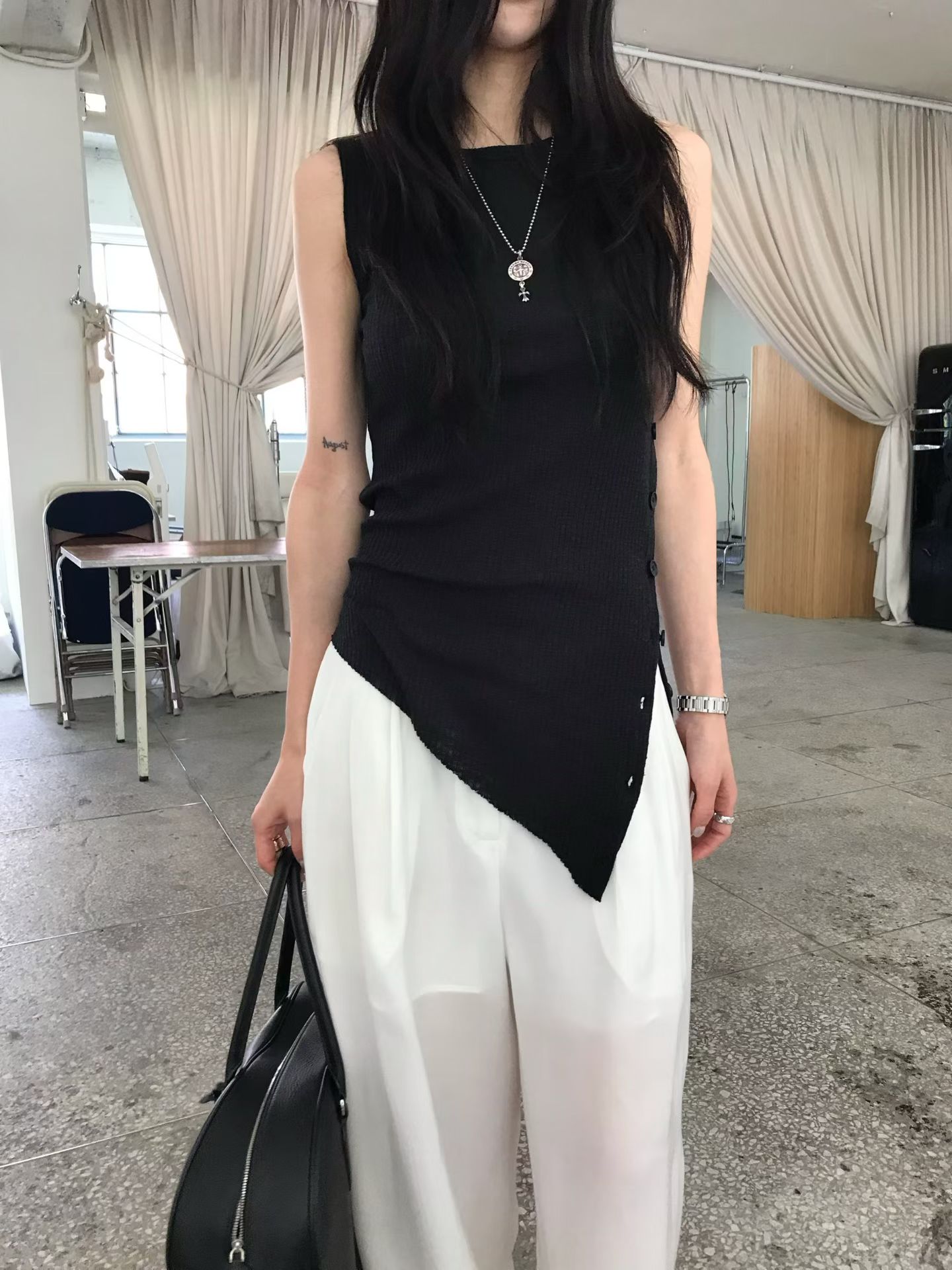 vlemma korean-asymmetric-side-slit-sleeveless-top 極簡設計感針織上衣襯衫 - 黑