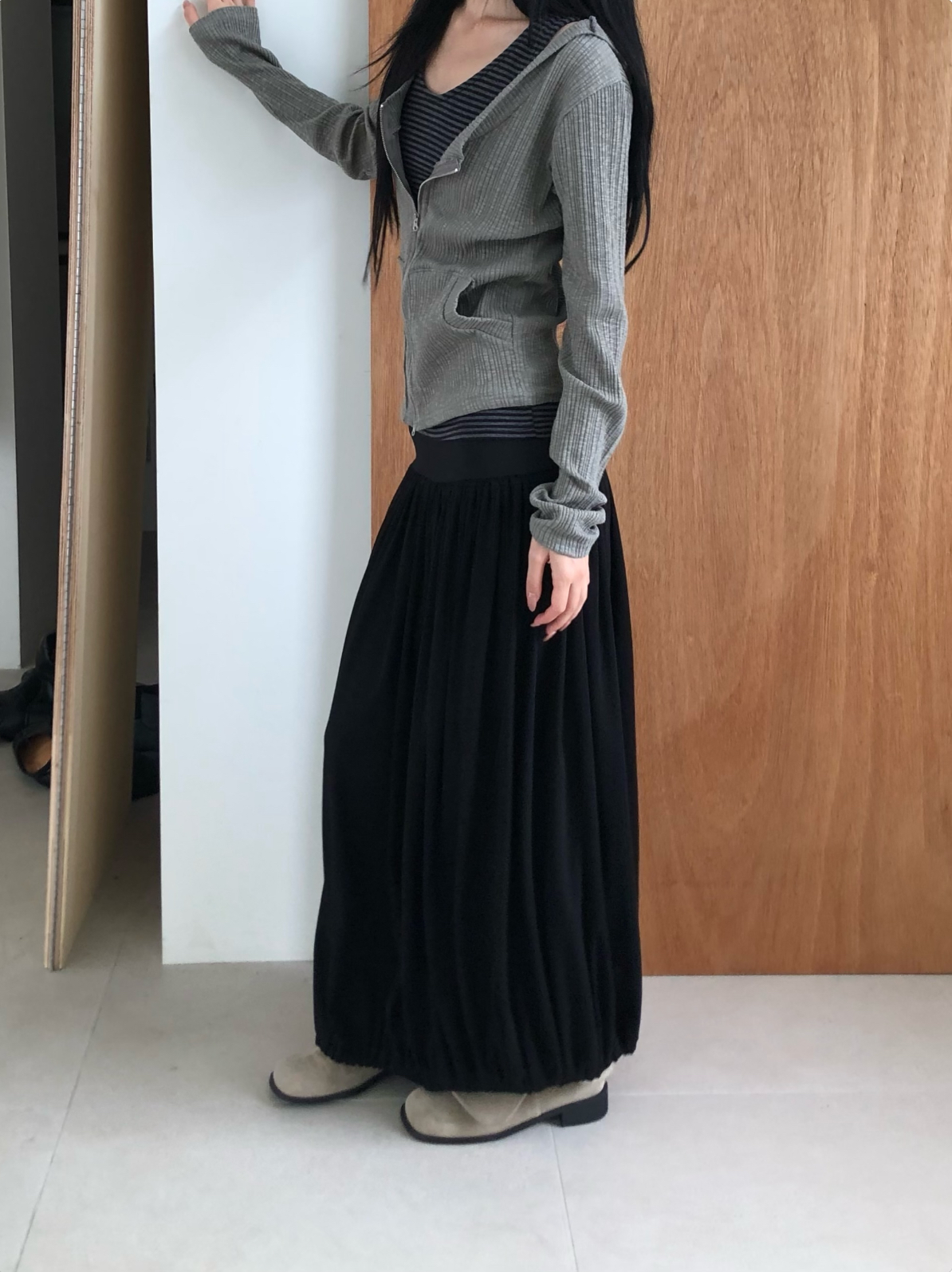 韓國東大門時髦精大愛的鬆弛感長裙！流暢的垂墜面料自腰際順勢流洩而下，氣球般的花苞下擺擺脫了普通長裙的單調感，自帶清冷隨性的高級氣場。