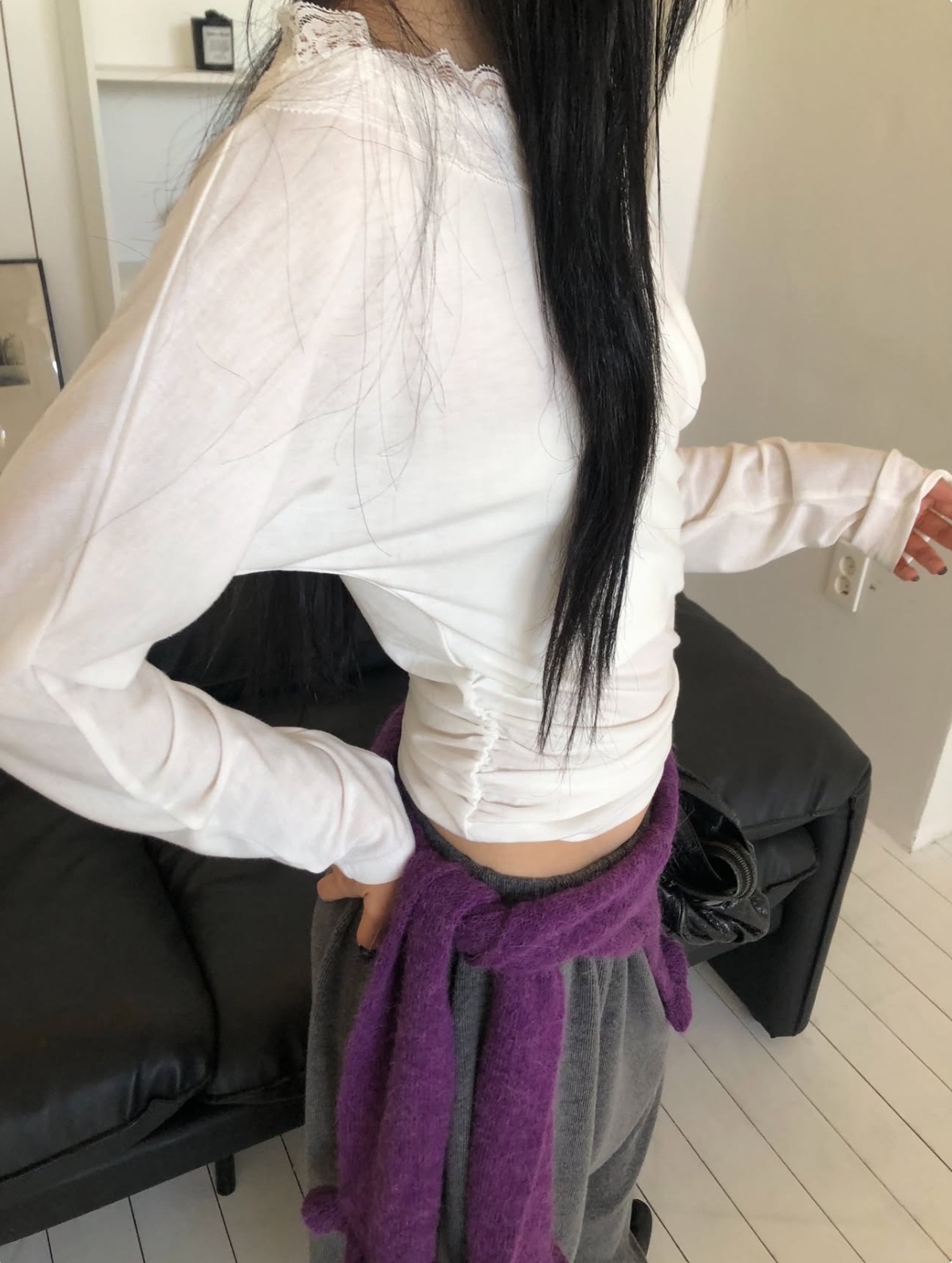 修身顯瘦黃金比例：透過側邊縮折褶皺，將視覺重心上移，瞬間拉長下半身線條。
