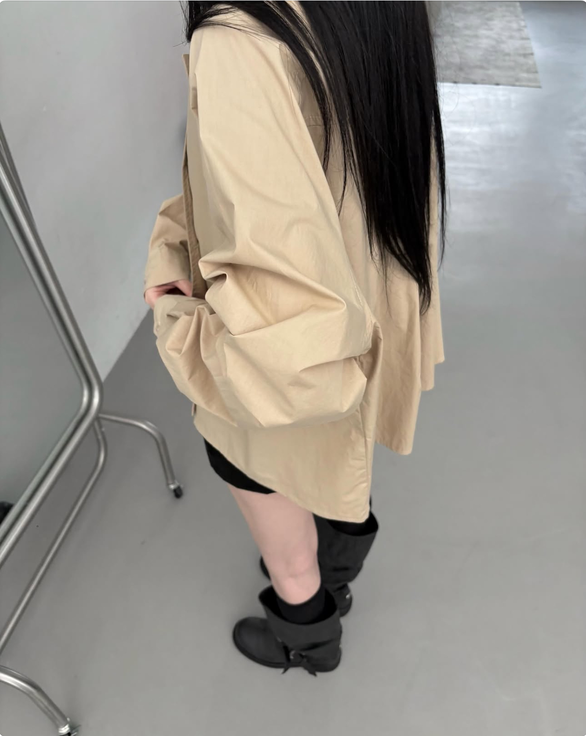 立體高領結構提供極佳的防風效果，短版下擺設計更能在視覺上拉長雙腿比例。